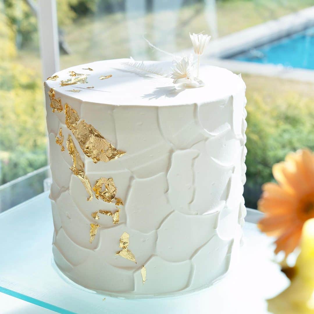 ゼクシィさんのインスタグラム写真 - (ゼクシィInstagram)「. 【白壁デザイン！おしゃれなウエディングケーキ５】 . 今回は、真っ白な白壁ケーキに デザインを施したオシャな ウエディングケーキを集めました🎂✨  六角形など形にこだわったり 絵画みたいなペインティング、 装花の飾り方にも注目👀  ぜひ参考にしてね！  @my___wedding_ さん @w_mtymmmk さん @_wd.r3_ さん @uni.uni0910 さん @19s_wd さん . +♥+:;;;:+♥+:;;;:+♥+:;;;:+♥+:;;;:+♥+:;;;:+♥ . プロポーズから結婚式まで素敵なお写真募集中！ . ゼクシィ公式アカウントでお写真を紹介してみませんか？ 【#ゼクシィ2023】 を付けて投稿してください♡ . +♥+:;;;:+♥+:;;;:+♥+:;;;:+♥+:;;;:+♥+:;;;:+♥ . ▼公式アプリもCHECKしてね ゼクシィアプリはURLから @zexyrecruit  ▼理想の会場探しをプロがサポート！ ゼクシィ相談カウンターもCHECK @zexy_counter のURLから  #ウェディングケーキ#ウェディングケーキデザイン#ケーキ装花#ウェディングケーキ装花 _ #プレ花嫁#結婚式準備#花嫁準備中#結婚式レポ#2024春婚#2023秋婚#2023冬婚#2023秋婚プレ花嫁#2023冬婚プレ花嫁 _ #ゼクシィアプリ#ゼクシィ」9月9日 13時00分 - zexyrecruit