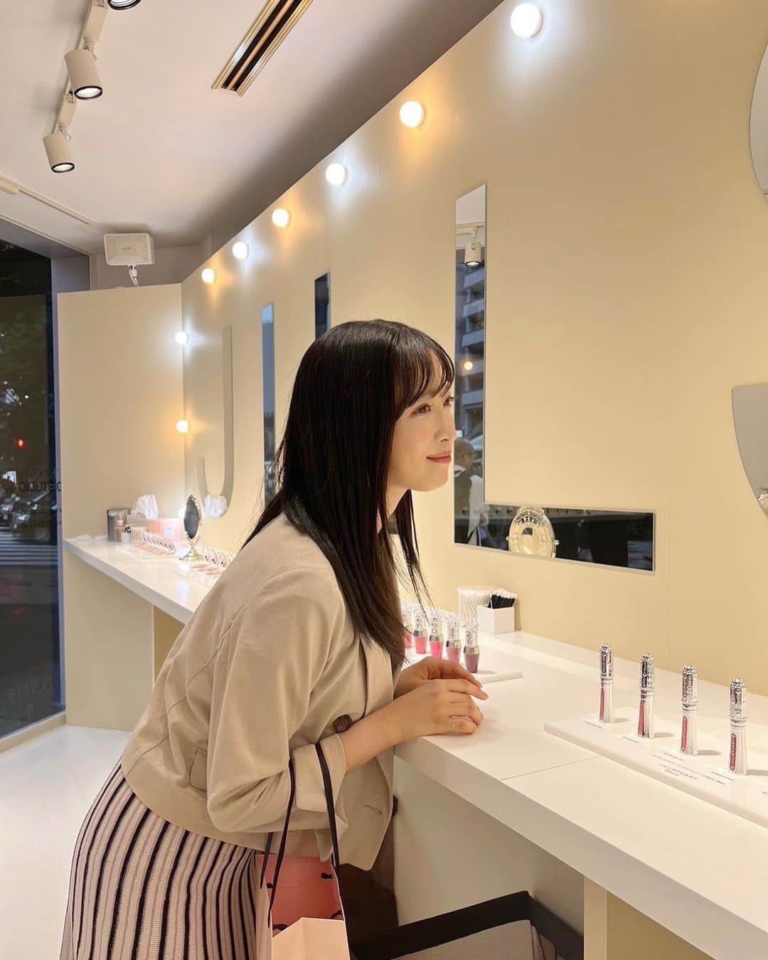 のインスタグラム：「「 かわいいに恋するすべてのひとに。PHOTO STUDIO by JILL STUART Beauty」 ⁡ ポップアップイベントに参加させていただきました~🌷🫧  世界観が可愛くて とても癒されました👼🏻🪽 普段からメイク道具のチークや ヘアケアや柔軟剤も愛用しています！！ コスメの色味はもちろん ケースも可愛くてとっても魅力的でした🪞  #ジルスチュアート #jillstuart」