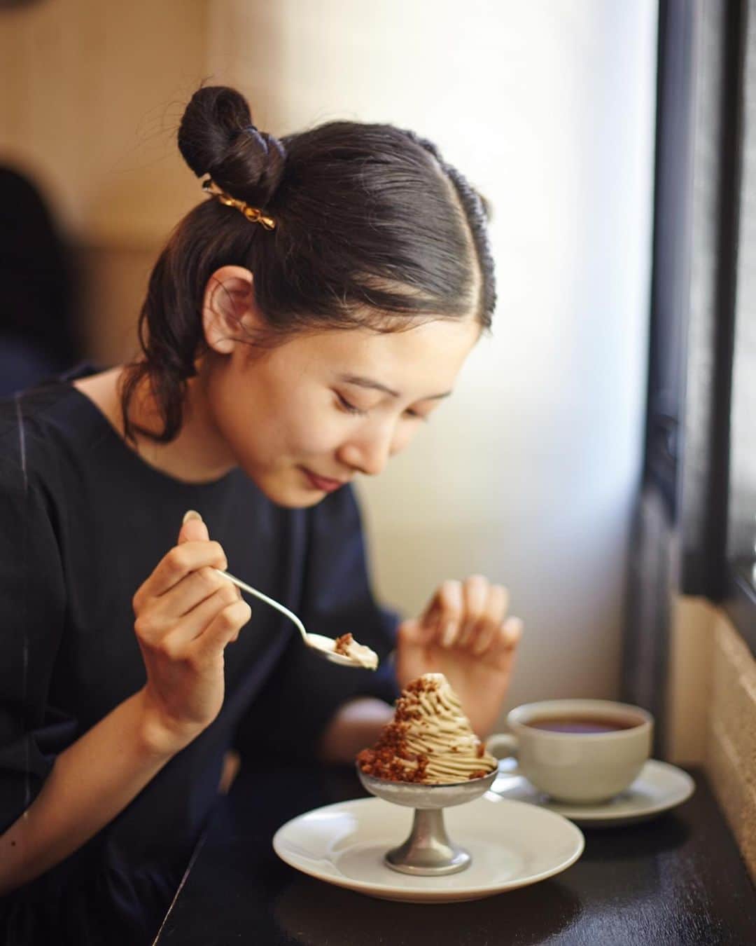 前田エマのインスタグラム：「Hanako連載 #秘密の韓国 今回はアイスクリーム、かき氷、焼き菓子などのお店、オレムスです　@olemus.kr 新店舗 @kaunis.maa にも早く行きたい！ 是非ご覧ください！ @hanako_magazine  https://hanako.tokyo/learn/391658/#heading-1 Photo @mio_matsuzawa」