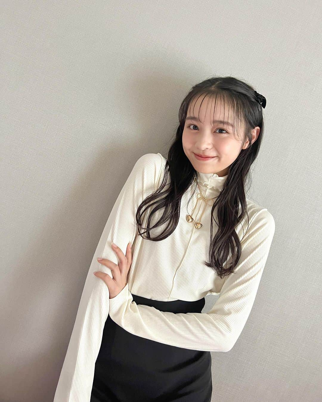 林芽亜里のインスタグラム：「🎀 ⁡ ⁡ WEGOのリブティーを使って、ちょっと韓国アイドル風に🎱 ⁡ ⁡ 大ぶりのアクセサリーとヘアリボンもりもり 付けたけどコーデがシンプルなので相性抜群🤍 ⁡ ⁡ 昨日は食べ物の秋の気分で 今日はファッションの秋の気分~👗 ⁡ ⁡ ⁡ #林芽亜里 #WEGO #ウィゴー #WEGOコーデ #pr」