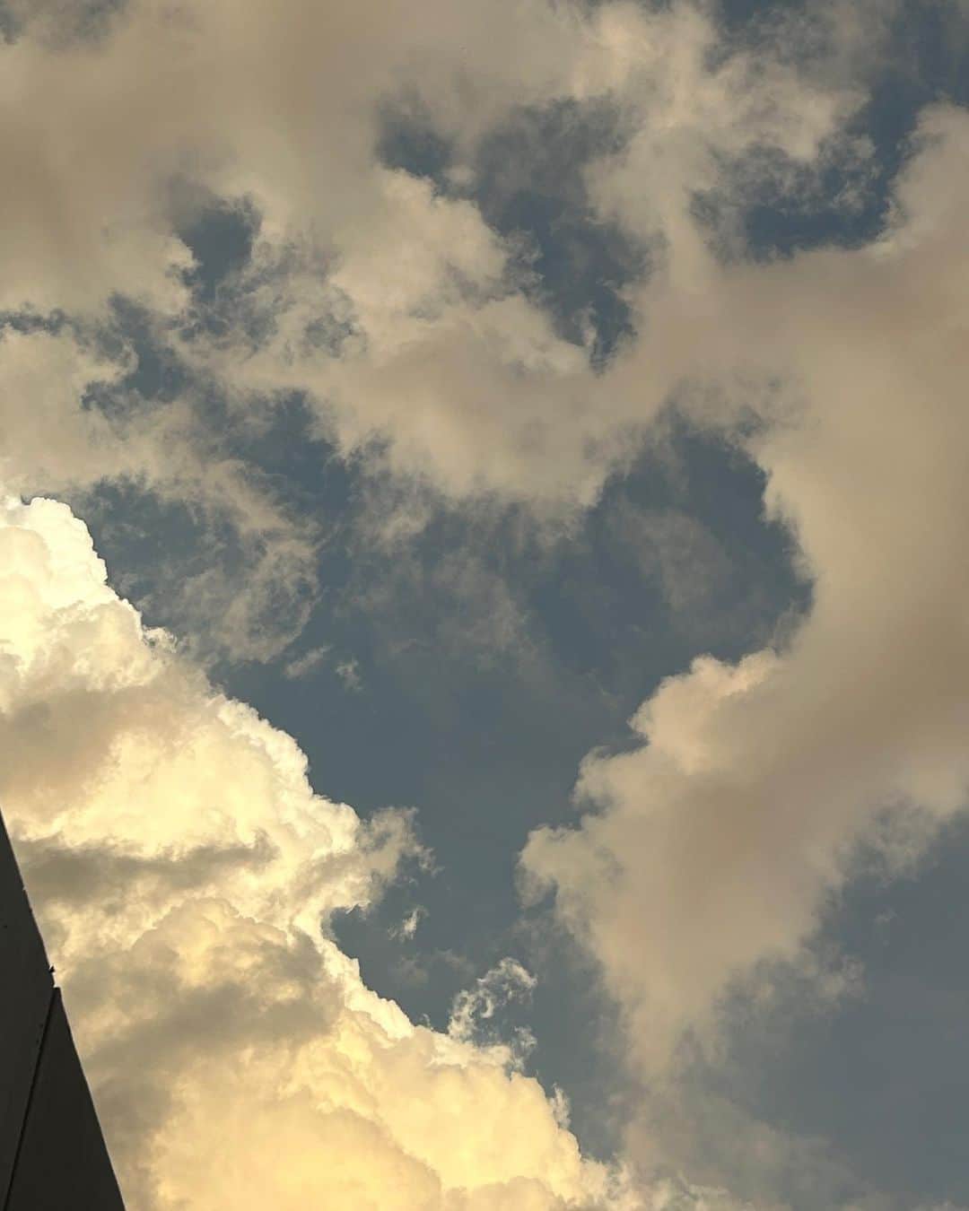 アシュリさんのインスタグラム写真 - (アシュリInstagram)「Sky goes crazy 🫰🏻_🫰🏻」9月9日 13時21分 - ashleybchoi