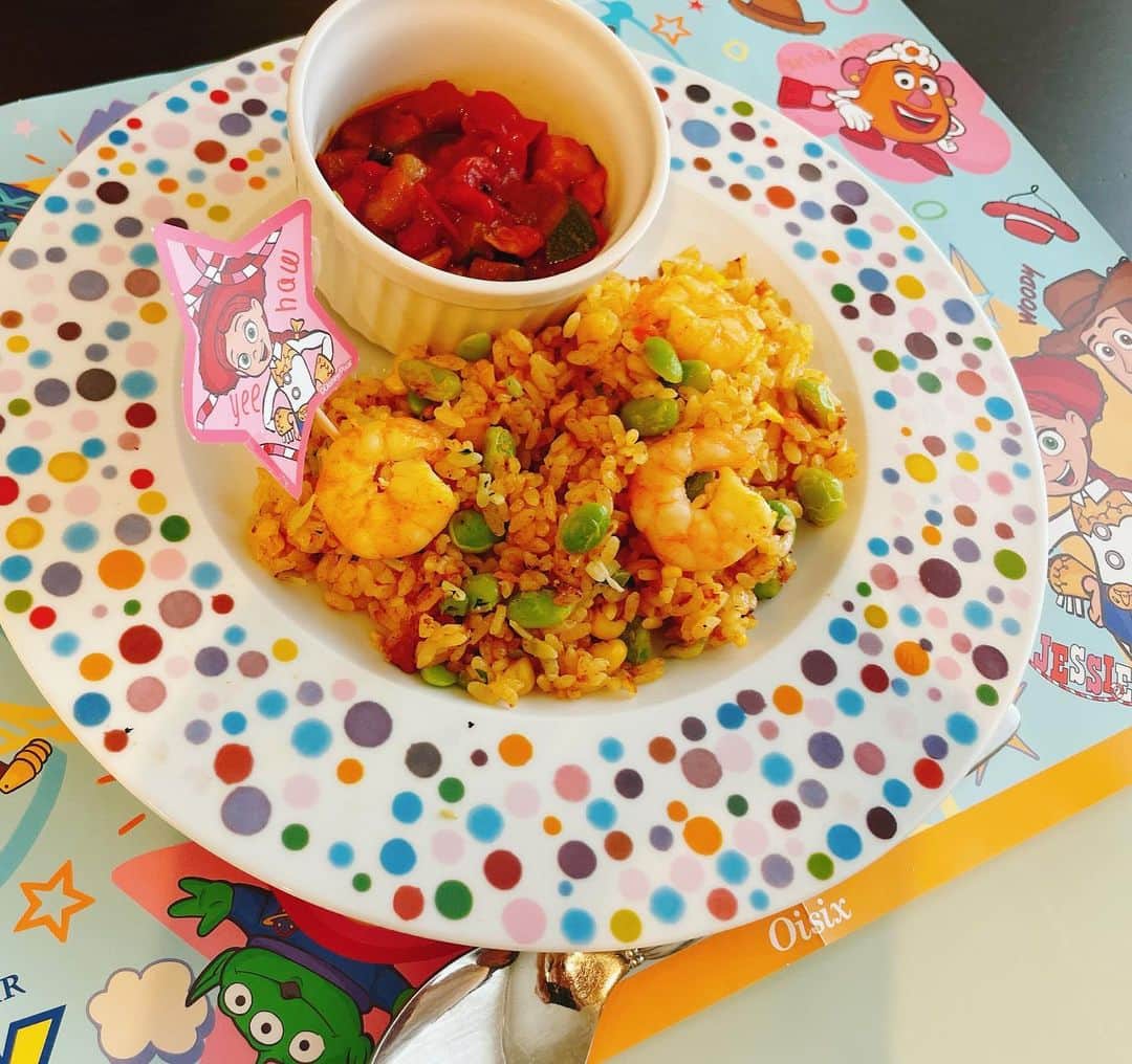 森本さやかさんのインスタグラム写真 - (森本さやかInstagram)「@oisix  𓌉𓇋 𝑙𝑢𝑛𝑐ℎ𓌉𓇋 ‎  #えびのカレーピラフ  #4種野菜のラタトゥイユ   ----------♡----------  毎度簡単に子供が喜ぶお昼ご飯が完成(*.ˬ.)  子供大好きカレーピラフ！ トイストーリーの色鮮やかなランチョンマットも可愛い♡  子供たちバクバク食べた( ˘༥˘ )  ----------♡----------   #おうちディズニー  #トイストーリー #oisixプレミアムモニター  #kitoisixプレミアムモニター  #kitoisix  #oisixのある食卓  #カレーピラフ  #ラタトゥイユ  #時短料理  #cookingram  #toystory  #お昼ご飯  #おうちランチ」9月9日 13時24分 - sayakamorimoto1011
