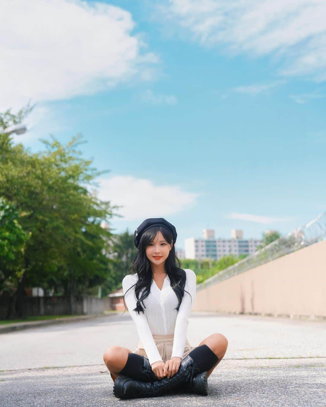 Taeyong Leeのインスタグラム：「모델 하빈 @__habin_s2  I am a photographer not a model.  This photo is taken by me.   #하빈 #인물사진 #모델 #beautylegs #캐논이미지스토밍 #소니이미지갤러리 #model #koreamodel #portrait #beutiful #cute #lovely #prettygirls #potraitphotography #ポートレート #モデル撮影会 #활달소심 #하빈츄 #habin #모델구함」