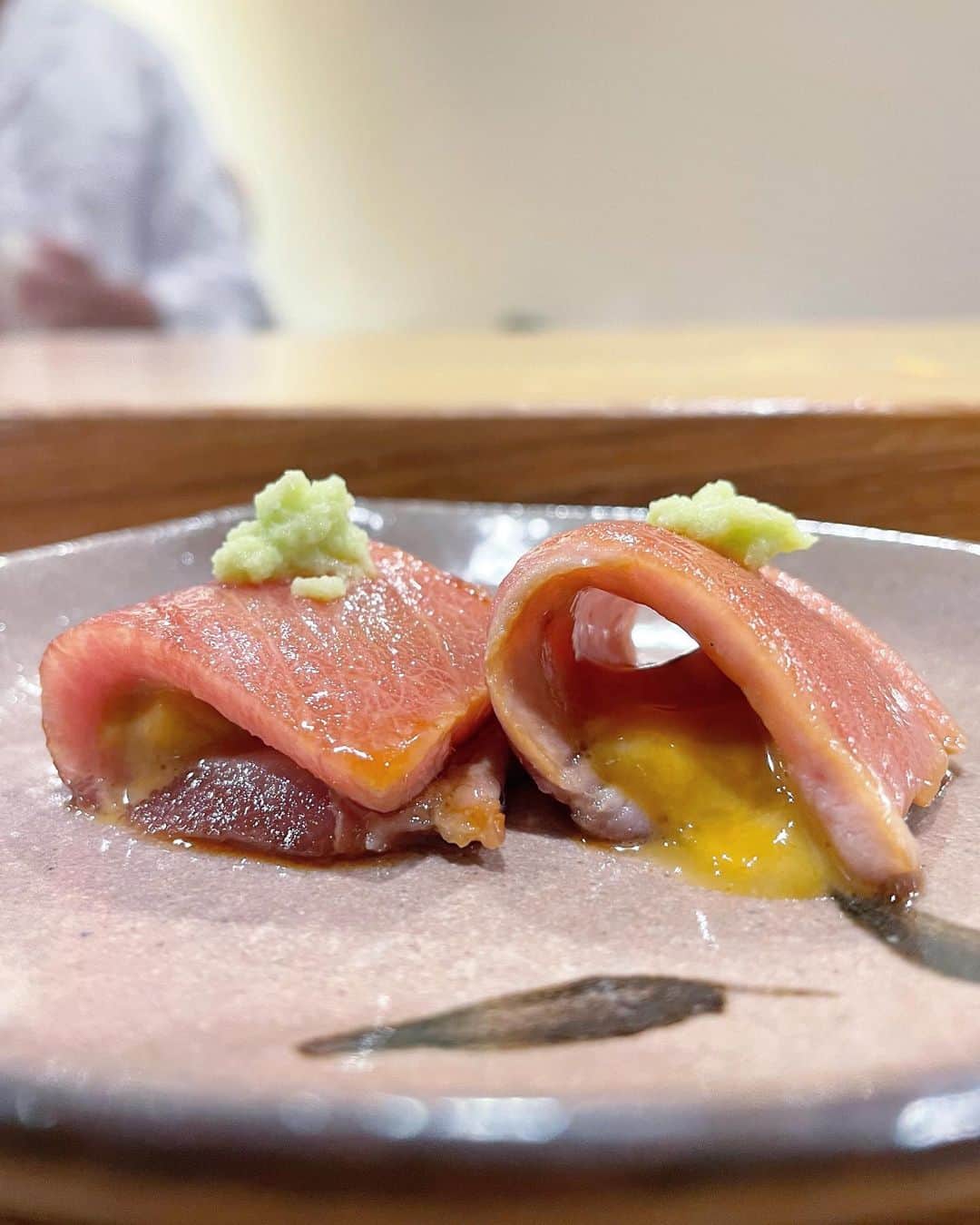 乾雅人のインスタグラム：「おすし花富@両国 食べて飲んで¥12,000…所謂「鮨バブル」で4万5万は当たり前のお鮨。 値段で優劣を決めるなんて野暮な話だけど、地域に根差して、しっかり美味い…こういうお店は素晴らしい。噂を聞きつけた旨いモノ好きで、既に席は埋まり始めている。 そりゃそうだな、これだけ美味くて財布に優しいのだから。 両国の路地裏にポツンと真新しい名店。 ありがとうございました。 @osushi_hanatomi」