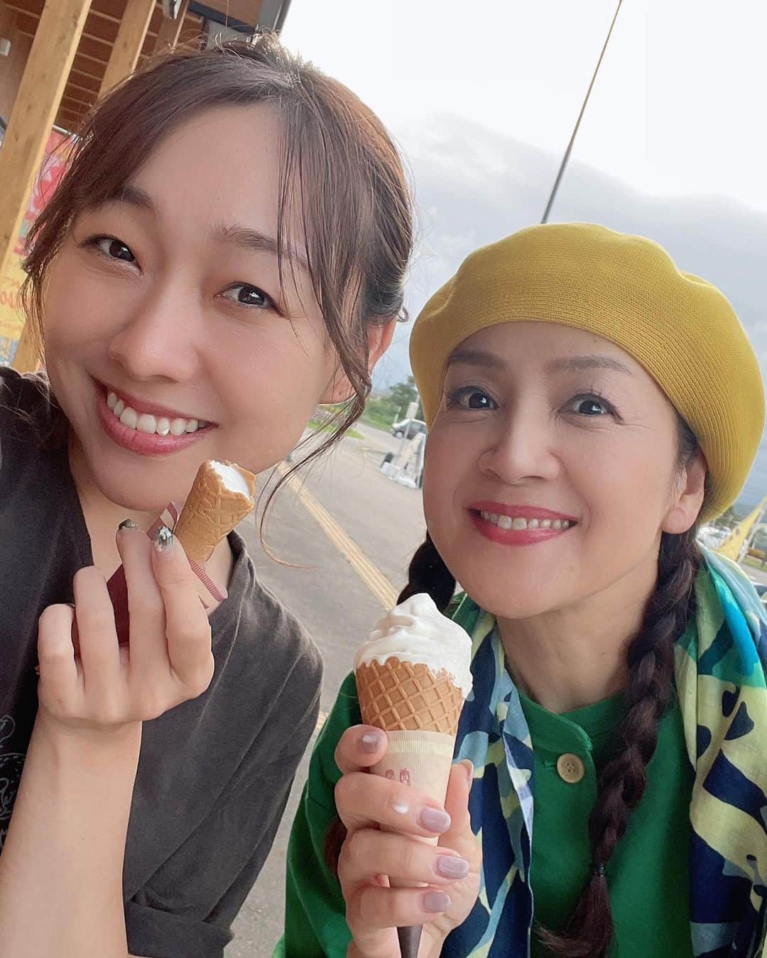 須田亜香里さんのインスタグラム写真 - (須田亜香里Instagram)「なんと、荒木由美子さんと北海道で一泊二日のロケをして参りました✨ 函館、札幌、登別…✈️ 皆にガチでお届けしたいコスパ最強のおいしい食材を集める旅です！  今回、由美子さんとは初めまして。 すっごく綺麗で、すっごくお茶目で可愛くって、内面から美しい人ってこういうお方なのだと実感しました🥹✨ 二日間が本当に楽しくって、さようならをした後も幸せの余韻がずっと元気をくださるの。 またお会いしたいなぁ🥰  写真は登別地獄谷。 登別温泉があるところです。 ということは…🙈🙊♨️ 放送お楽しみに！！  #テレビ東京 #虎ノ門市場 #コスパ最強 #北海道グルメ  #登別地獄谷 #登別温泉  #登別 #登別マリンパークニクス」9月9日 13時29分 - akarisuda