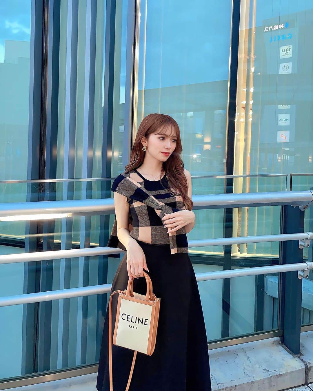 のインスタグラム：「. アンサンブルのコーデ組み合わせ 沢山できて可愛い。🫣🤎 ブラウンは秋映えるね🍂  ブラック残りわずか ブラウンはまだ少し在庫ございます🥰  肌寒くなってきたらカーディガン羽織れるのと、 機内や新幹線とか肌寒い時に 使えるからちぴも良いお気に入りって 言ってくれて嬉しい気持ち🙊💞  今度双子shot載せるねー！♊️  #me #adoine #adoineコーデ」
