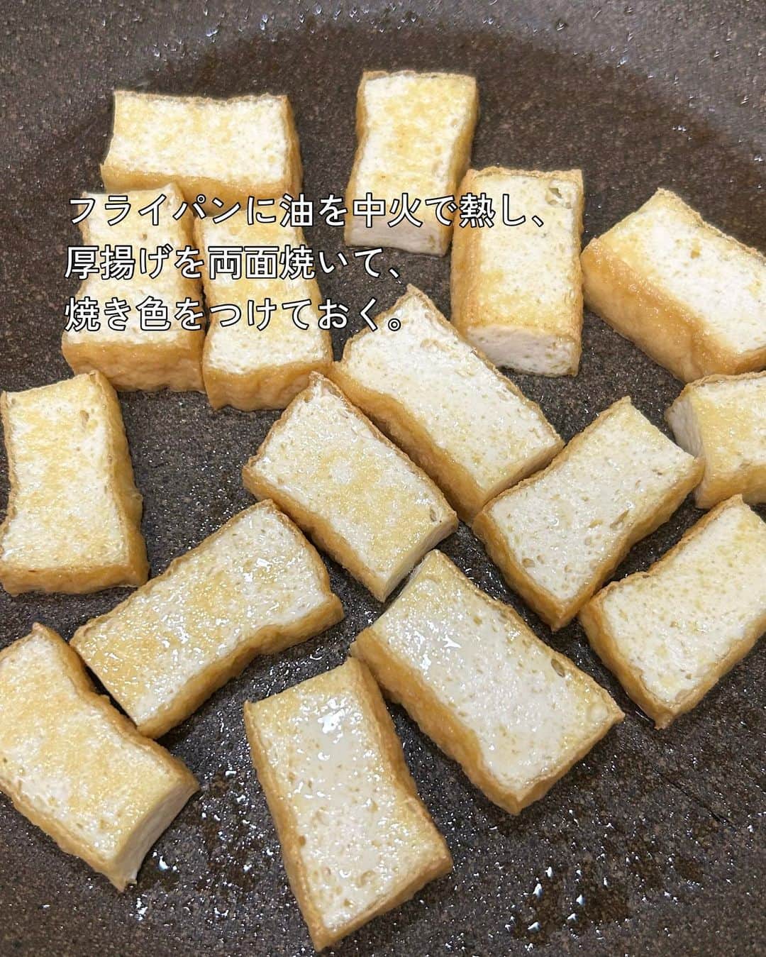 utoshさんのインスタグラム写真 - (utoshInstagram)「【レシピ付き】蓮根と厚揚げの温サラダ  9月に入り、まだまだ暑い日は続きますが、すこしづつ、秋冬の野菜や果物が並ぶ様になりましたね。今日はそんなこれからのシーズンにぴったりな蓮根の温サラダを作りました。  蓮根は秋から冬にかけての大事な栄養源。 食物繊維も豊富でこれからの季節に大活躍です。 厚揚げでタンパク質、ブロッコリーは通年で出回っている野菜なので、使いやすいです。 ぜひこの温サラダ、簡単に作れるので、作ってみてください。 厚揚げはフライパンで炒めていますが、そのままでもOKです。  最後にGRØNのプロテインをふりかける事で、タンパク質も補強しています。普通の食事だけだと少し足りないとされるタンパク質。しっかり取りたいですね。  ー・ー  今回は GRØN @groen.jp ゴールデンウォーリアーを使って。 1日分のビタミンDを取る事ができる、大豆ではなくてエンドウ豆を使って作られているプロテインです。 ぜひ興味のある方、使ってみてください！ ▶︎ @groen.jp  ー・ー  レシピはこちら↓  ー／ー／ー／ー  蓮根と厚揚げの温サラダ（2人分）  【材料】 ブロッコリー 1/2 蓮根 50g 厚揚げ 1枚（100g）  油　大さじ1  A しょう油 小さじ1/2 白ワインビネガー（お酢）大さじ1 オリーブオイル　大さじ1 塩　小さじ1/4 プロテイン　小さじ1/2 （GRØN ゴールデンウォーリア）  〈トッピング〉 くるみ 適量  【作り方】 （1）ブロッコリーは房にわけ、大きかったら半分に切る。蓮根は5mm幅のいちょう切りにする。厚揚げも蓮根と同じくらいの大きさになる様に薄めに切る。Aを合わせておく。  （2）鍋に湯を沸かし、蓮根を3分、ブロッコリーを2分、それぞれ茹でておく。  （3）〈お好みで〉フライパンに油を中火で熱し、厚揚げを両面焼いて、焼き色をつけておく。  （4）お皿に2の蓮根とブロッコリー、3の厚揚げを乗せ、砕いたくるみを乗せ、Aを回しかけたら完成。  ー／ー／ー／ー  #温サラダ #和風サラダ #gron #groen #おうちごはん #簡単料理 #フーディーテーブル」9月9日 13時37分 - utosh