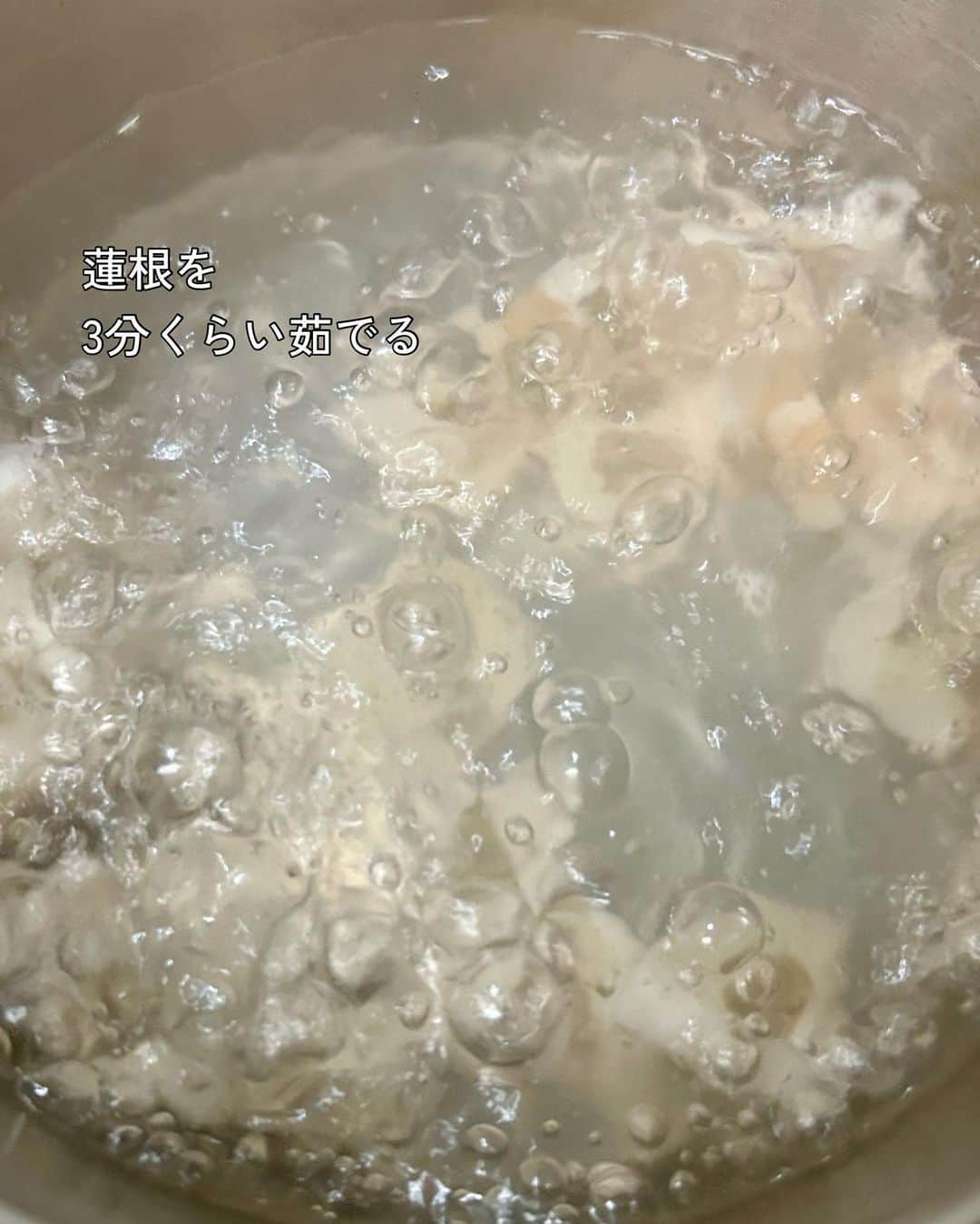 utoshさんのインスタグラム写真 - (utoshInstagram)「【レシピ付き】蓮根と厚揚げの温サラダ  9月に入り、まだまだ暑い日は続きますが、すこしづつ、秋冬の野菜や果物が並ぶ様になりましたね。今日はそんなこれからのシーズンにぴったりな蓮根の温サラダを作りました。  蓮根は秋から冬にかけての大事な栄養源。 食物繊維も豊富でこれからの季節に大活躍です。 厚揚げでタンパク質、ブロッコリーは通年で出回っている野菜なので、使いやすいです。 ぜひこの温サラダ、簡単に作れるので、作ってみてください。 厚揚げはフライパンで炒めていますが、そのままでもOKです。  最後にGRØNのプロテインをふりかける事で、タンパク質も補強しています。普通の食事だけだと少し足りないとされるタンパク質。しっかり取りたいですね。  ー・ー  今回は GRØN @groen.jp ゴールデンウォーリアーを使って。 1日分のビタミンDを取る事ができる、大豆ではなくてエンドウ豆を使って作られているプロテインです。 ぜひ興味のある方、使ってみてください！ ▶︎ @groen.jp  ー・ー  レシピはこちら↓  ー／ー／ー／ー  蓮根と厚揚げの温サラダ（2人分）  【材料】 ブロッコリー 1/2 蓮根 50g 厚揚げ 1枚（100g）  油　大さじ1  A しょう油 小さじ1/2 白ワインビネガー（お酢）大さじ1 オリーブオイル　大さじ1 塩　小さじ1/4 プロテイン　小さじ1/2 （GRØN ゴールデンウォーリア）  〈トッピング〉 くるみ 適量  【作り方】 （1）ブロッコリーは房にわけ、大きかったら半分に切る。蓮根は5mm幅のいちょう切りにする。厚揚げも蓮根と同じくらいの大きさになる様に薄めに切る。Aを合わせておく。  （2）鍋に湯を沸かし、蓮根を3分、ブロッコリーを2分、それぞれ茹でておく。  （3）〈お好みで〉フライパンに油を中火で熱し、厚揚げを両面焼いて、焼き色をつけておく。  （4）お皿に2の蓮根とブロッコリー、3の厚揚げを乗せ、砕いたくるみを乗せ、Aを回しかけたら完成。  ー／ー／ー／ー  #温サラダ #和風サラダ #gron #groen #おうちごはん #簡単料理 #フーディーテーブル」9月9日 13時37分 - utosh