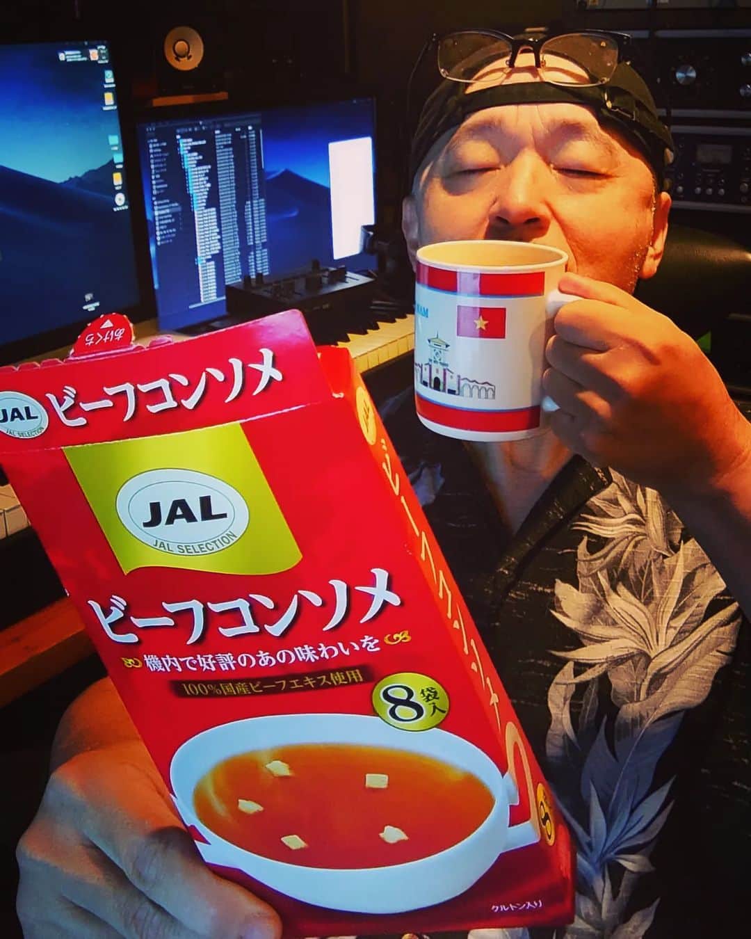 のインスタグラム：「JALに乗ると出てくるビーフコンソメが美味しくて家でも飲みたい！とヨドバシ通販(8袋324円)で買ってみた。やっぱり美味しい。思わず「夜の静寂の、なんと饒舌なことでしょうか」と言いたくなる。  #ビーフコンソメ #JAL」
