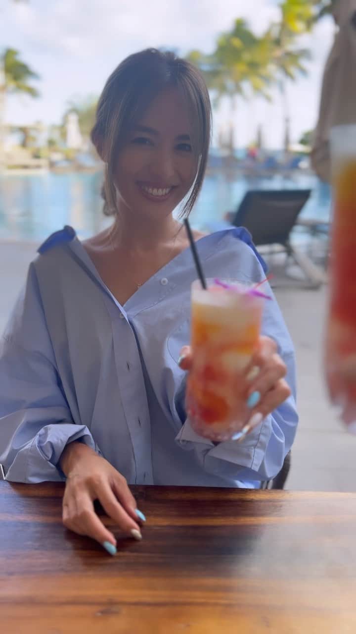 Mieのインスタグラム：「今日も動き回った一日でした😊✨ タスクを一つ一つこなせた日って気持ちいい！ じゅうじつ😌🤍  おつかれさまの乾杯です🌈 みんなも1週間おつかれさまです✨  #favoritesong #hawaii #fourseasonsoahu  #ハワイ #旅行 #ハワイ旅行  #hawaiilife」