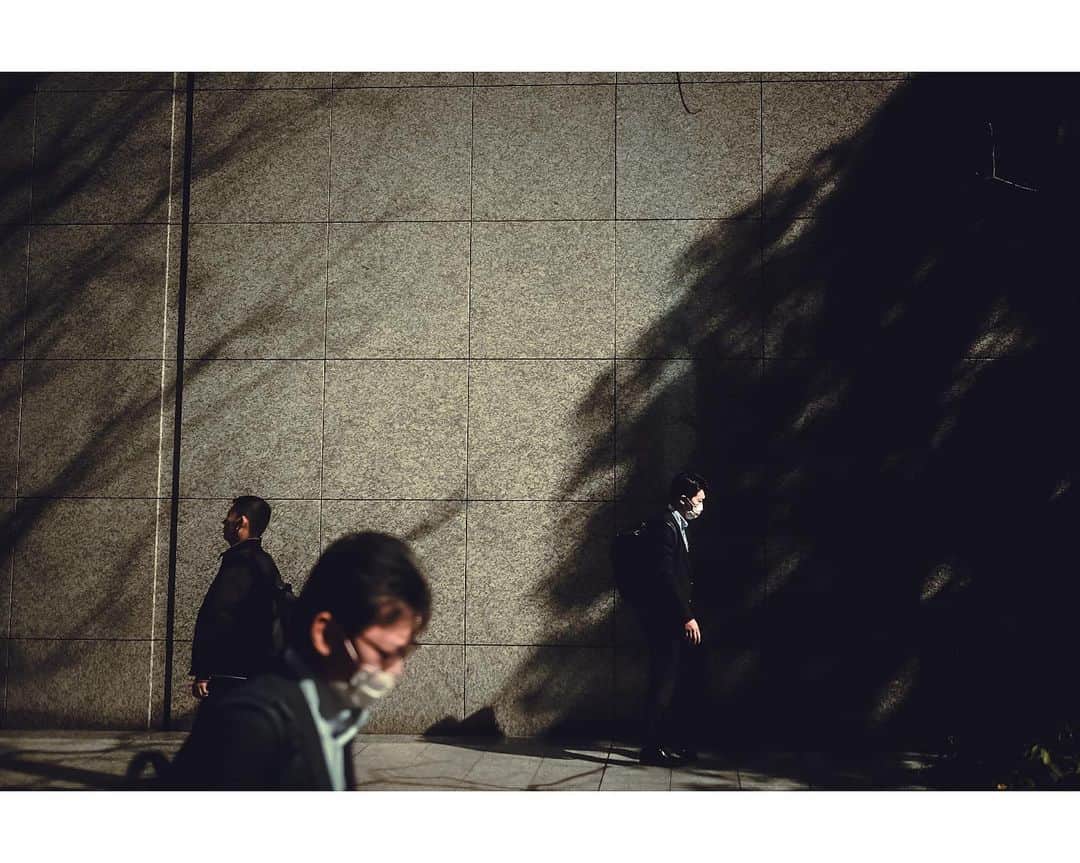 kazhixのインスタグラム：「Tokyo Rhapsody  -Light and shadow on the street—  「おい鬼太郎、すごい妖気じゃ」  #fujifilm_xseries #今日もx日和 #富士フイルム  #FUJIFILM #instagram  #igersjp #HelloFrom Tokyo #ファインダー越しの私の世界  #tokyocameraclub #mst_photo #daily_photo_jpn #tokyoartsandculture #JapanCityBlues #TokyoTokyo #streetfinder #eyephotomagazine #cinema_streets  #urbanromantix #street_avengers #streetleaks #sublimestreet #streets_storytelling #storyofthestreet #streetsgrammer #streetmoment #voidtokyo  #streetgrammers #shadow_magazine #subshooters」