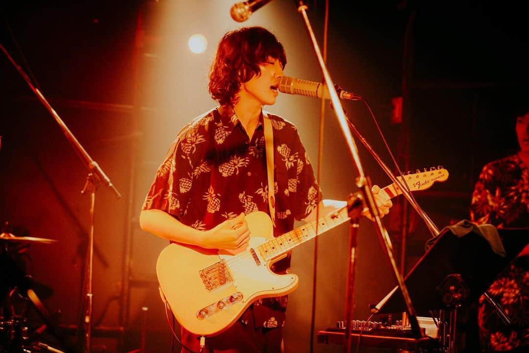 江沼郁弥のインスタグラム：「昨夜はドガでした！いいライブだったのでは？仕上がってるよ！  木 リリースおめでとう！ オレは「spill」と「Every」が特に好きだよ。全部いいけどね！ ツアーもよろしくね！ ライブも楽しみだけどお風呂も一緒に行こうぜ！いいサウナあるぜ！  さてさて、10/24からはドガツアーでございます！ キングさんとツアーに行けるなんて夢にも思ってませんでした、、、感涙 お風呂、行きましょうね。  #お風呂 @ki_island  @yokinghonnin  @dogaru_dogaru_doga  #ザツオン21グラム  Photo by haruta @harutaaaaaaa」