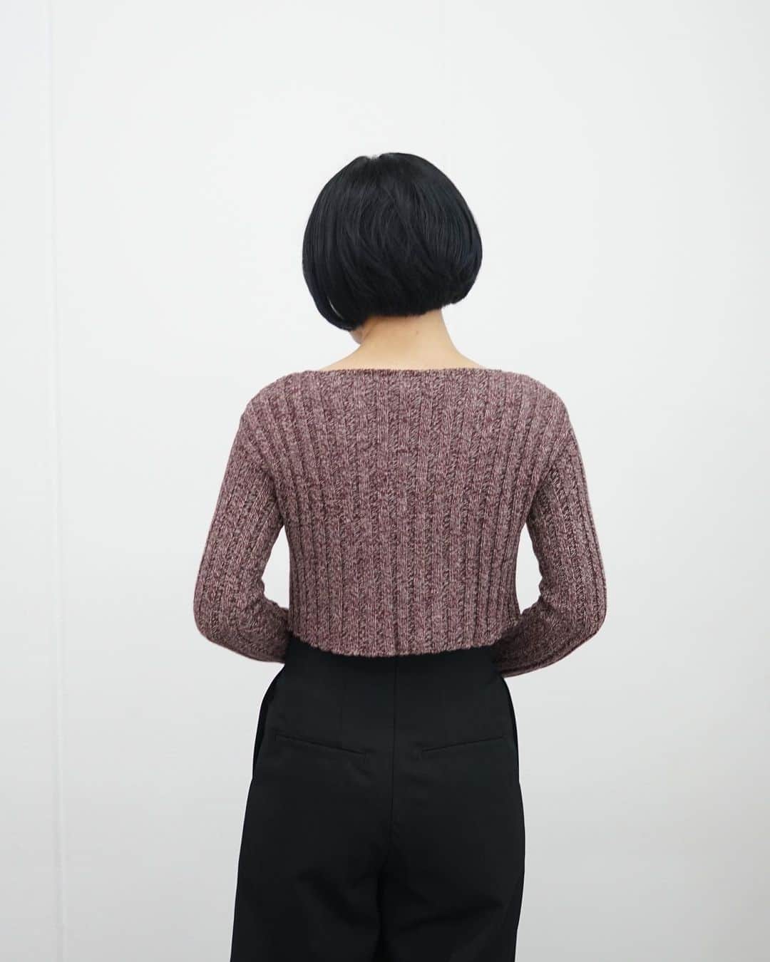 のインスタグラム：「【Baserange】  優しげで温かみのあるメランジニットのカーディガンが入荷しました。 コンパクトな丈感でインナーを見せるスタイリングや、ワンピースの上に着用しても可愛いです！  詳しくはオフィシャルサイト【ARKnets】にて。 ■商品や通信販売に関しまして ご不明な点がございましたらお気軽にお問い合わせください。 ----------------------------------- オフィシャルサイトの在庫と店頭在庫は共有しております。 商品に関しましては、お気軽にコメントや店舗までお問い合わせください。 ⬇︎⬇︎⬇︎ @ann_de_ark  @arknets_official  #fashion #栃木 #宇都宮 #ショップ #セレクトショップ　#arknets #anndeark  #baserange #fetico #mm6 #mm6maisonmargiela #autrysneakers #autry #TOMWOOD -----------------------------------」