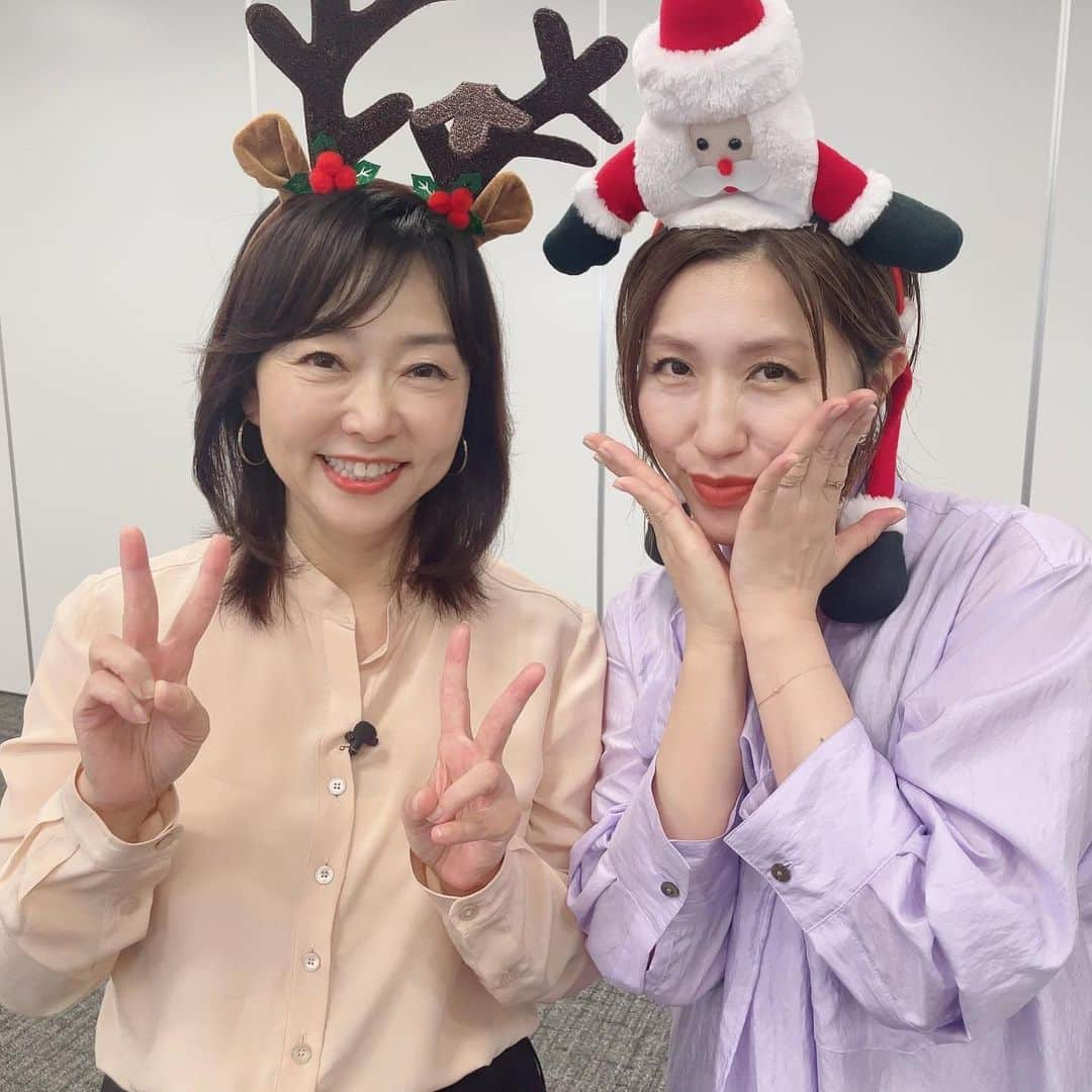 天野佳代子さんのインスタグラム写真 - (天野佳代子Instagram)「もうそんな季節なんです。皆さんお待ちかね、クリスマスコフレが各ブランドから続々登場。いち早くご紹介させていただくため、YouTubeの収録が行われました。長井かおりさんチャンネルとのコラボレーションで、全34ブランドをふたりで交互にご紹介。  どれもこれもかわいい。かわいいものにときめくのに年齢は関係なし。収録中、長井さんと共にテンションは上がりっぱなし。皆様にも早く見ていただきたいです。  YouTube配信は長井さんのチャンネルと同時公開で9月22日(金)20時より。ぜひご覧くださいませ。  #長井かおり#クリスマスコフレ#クリスマス限定」9月9日 13時52分 - kayoko_amano0212