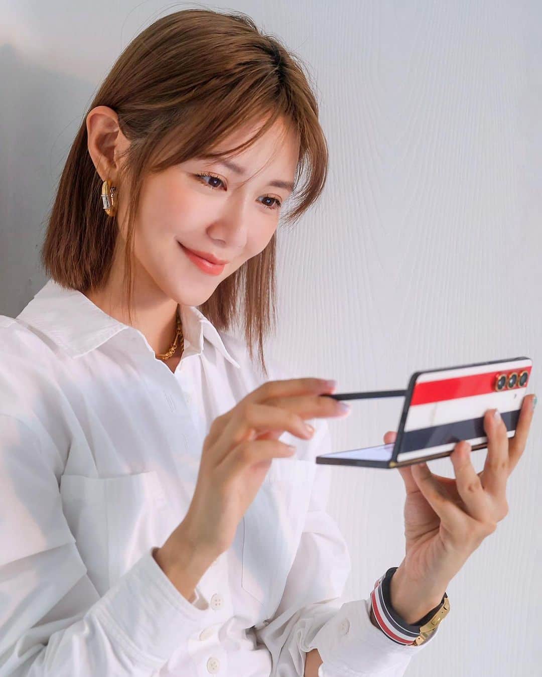 Elva Niさんのインスタグラム写真 - (Elva NiInstagram)「When fashion meets technology  The new #GalaxyZFold5ThomBrowneEdition will be available in limited numbers, September 12 mark down the date, don’t miss out this cool looking phone! 特別版將於9月12日限量發售，想入手可以在11am於6間Samsung Experience Shop 及Samsung online store 開售，切勿錯過！  @samsung_hk #GalaxyxThomBrowne #GalaxyZFold5ThomBrowneEdition #ThomBrowneEdition #sponsored」9月9日 13時55分 - misselvani