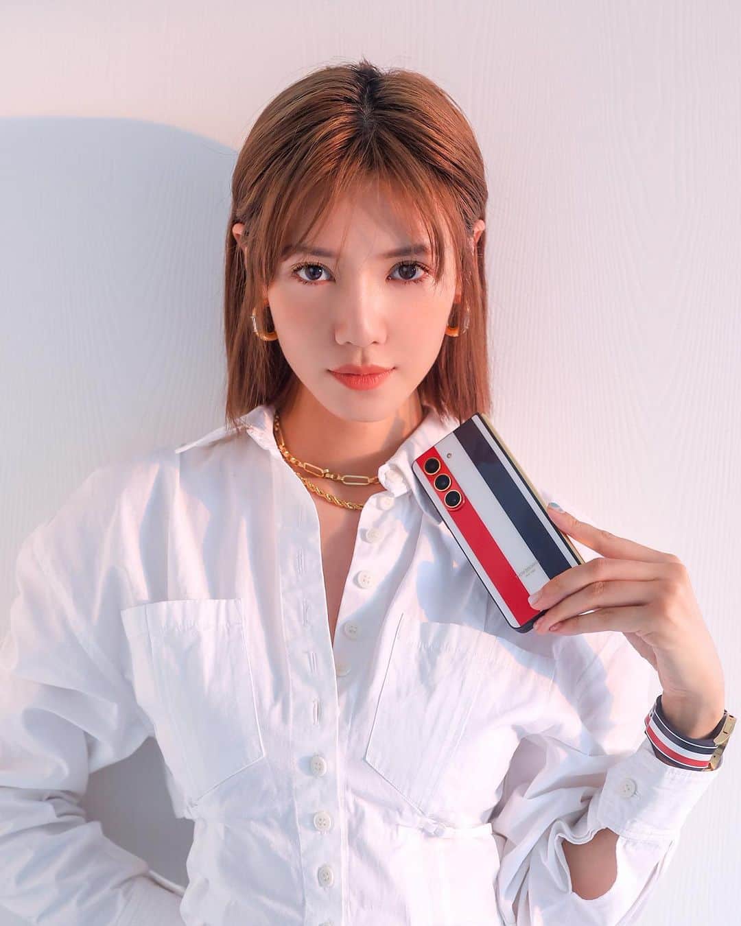 Elva Niのインスタグラム：「When fashion meets technology  The new #GalaxyZFold5ThomBrowneEdition will be available in limited numbers, September 12 mark down the date, don’t miss out this cool looking phone! 特別版將於9月12日限量發售，想入手可以在11am於6間Samsung Experience Shop 及Samsung online store 開售，切勿錯過！  @samsung_hk #GalaxyxThomBrowne #GalaxyZFold5ThomBrowneEdition #ThomBrowneEdition #sponsored」