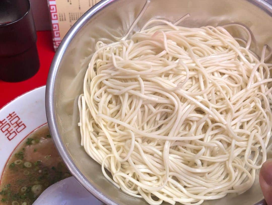 有江嘉典さんのインスタグラム写真 - (有江嘉典Instagram)「博多ラーメン　駒や (チャーシュー麺)  ①Overall picture of ramen(全体像) ②Shop front(店構え) ③Soup like a waterfall. I found gold dust from pork bones in the golden oil.(スープを滝のようにする。黄金油の中に豚骨の砂金を見つけた) ④ Lift noodles. Gently brush your hair.(麺を持ち上げる。優しく髪をかきあげるように) ⑤ roasted pork fillet. Visual confirmation of the feeling of movement. Fascinated by the meat skirt.(チャーシュー。躍動感を確認。肉スカートに魅了される) ⑥ Refill noodles. Flat noodle version.(平打ち麺の替玉) ⑦After the festival.(祭りの後)  補足: 駒やさんのすぐ近くに博多ラーメンの源流、発祥とも言われる創業70年の博龍軒が⑥のような平打ち麺を使用しており一瞬「意識されてされてるのかなぁ？」と思いましたがこの平玉もとてつもなく美味かったです。  #福岡 #福岡グルメ #博多 #博多グルメ #福岡ラーメン #豚骨ラーメン #長浜ラーメン #博多ラーメン #駒や #ラーメン #らーめん #拉麺 #ramen #麺 #ramennoodles」9月9日 13時58分 - yoshinori_arie