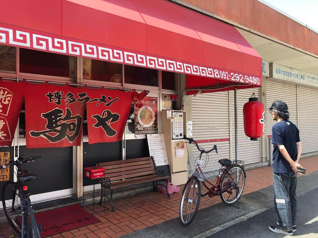 有江嘉典のインスタグラム：「博多ラーメン　駒や (チャーシュー麺)  ①Overall picture of ramen(全体像) ②Shop front(店構え) ③Soup like a waterfall. I found gold dust from pork bones in the golden oil.(スープを滝のようにする。黄金油の中に豚骨の砂金を見つけた) ④ Lift noodles. Gently brush your hair.(麺を持ち上げる。優しく髪をかきあげるように) ⑤ roasted pork fillet. Visual confirmation of the feeling of movement. Fascinated by the meat skirt.(チャーシュー。躍動感を確認。肉スカートに魅了される) ⑥ Refill noodles. Flat noodle version.(平打ち麺の替玉) ⑦After the festival.(祭りの後)  補足: 駒やさんのすぐ近くに博多ラーメンの源流、発祥とも言われる創業70年の博龍軒が⑥のような平打ち麺を使用しており一瞬「意識されてされてるのかなぁ？」と思いましたがこの平玉もとてつもなく美味かったです。  #福岡 #福岡グルメ #博多 #博多グルメ #福岡ラーメン #豚骨ラーメン #長浜ラーメン #博多ラーメン #駒や #ラーメン #らーめん #拉麺 #ramen #麺 #ramennoodles」