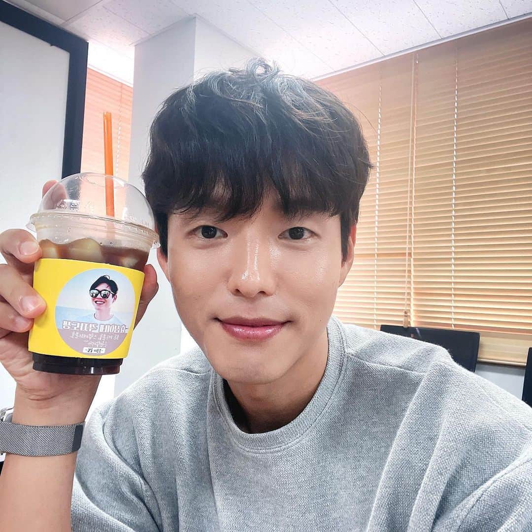 のインスタグラム：「감동...🥹🥹🥹  고마워요.. 홍조씨..🙇🏻‍♂️🙇🏻‍♂️🙇🏻‍♂️🙇🏻‍♂️🙇🏻‍♂️🙇🏻‍♂️🙇🏻‍♂️」