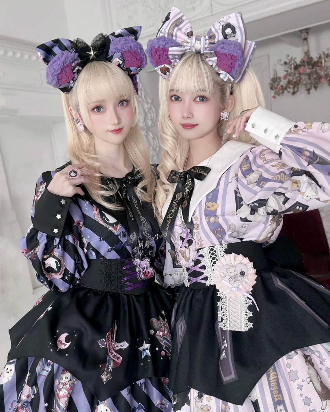 赤木クロのインスタグラム：「ラパラビの撮影で金髪双子💜👻 ロイプリさんのお洋服を着用させていただきました♡  #japanesegirl #日本  #일본여자 #코스프레 #그라비아 #角色扮演遊戲　#lolita #lolitafashion #ロリィタ #ロリィタファッション　 #jfashion #harajukustyle #lolitafashion #lolitacoord #lolitastyle #royalprincessalice #ロイプリ」