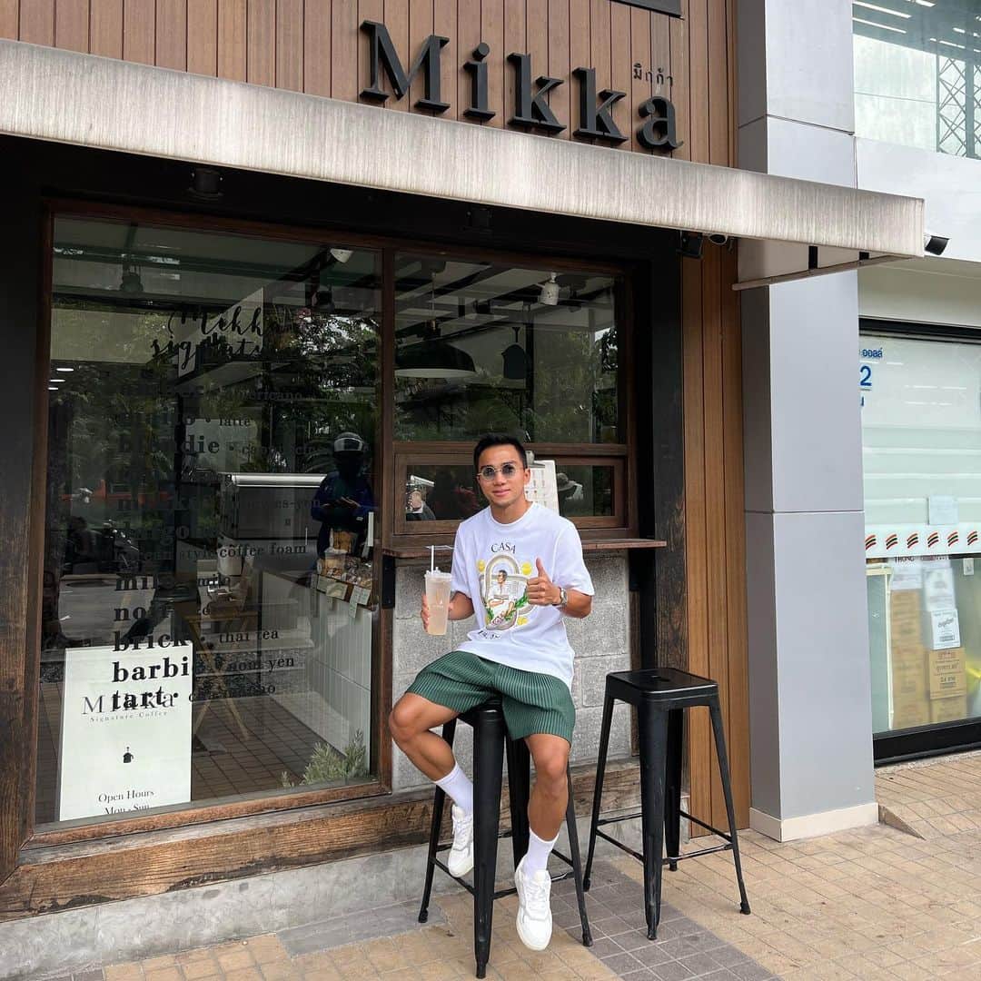 チャナティプ・ソングラシンのインスタグラム：「เจมีเสื้อ BG มาแจกให้แฟนๆ 1 ตัว 👕⚽️  ใครที่อยากร่วมสนุกเพียงแค่แวะมาที่ร้าน Mikka เฉพาะสาขาลุมพินีพาร์คของเจ เท่านั้น !!   เลือกสั่งเมนูใดก็ได้ พร้อมถ่ายภาพ + check in ที่ร้าน อัพลง instagram พร้อมแคปชั่นว่าจะเอาเสื้อเจใส่ไปไหนบ้าง ละแทคมาที่ @cafemikka_lumpinipark   ร่วมสนุกได้ตั้งแต่วันนี้ จนถึง 31 ตค 📌📌 รูปและแคปชั่นไหนโดนใจ รับเสื้อเจไปได้เลย!! ⚽️」