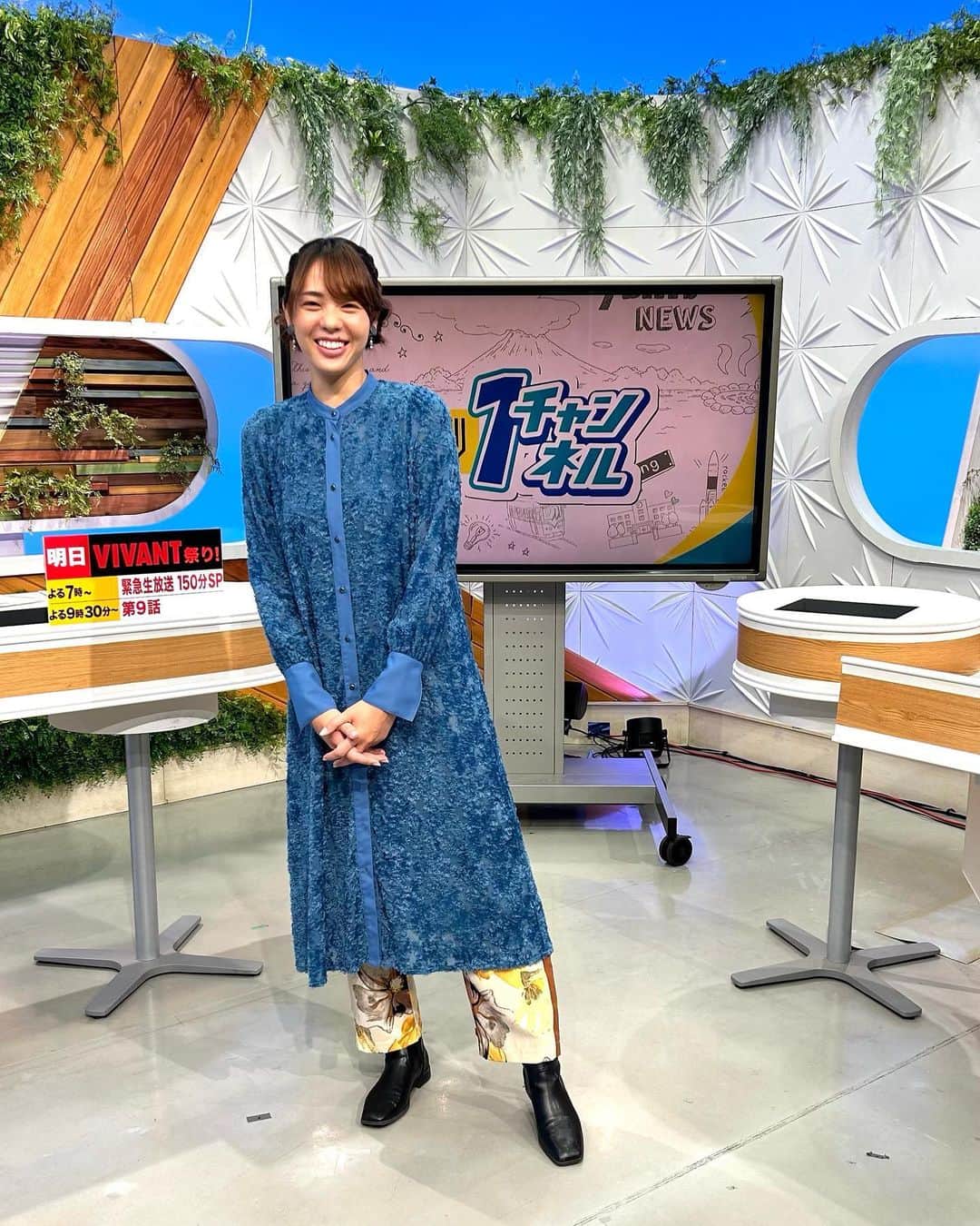 迫田さおりのインスタグラム：「・ 今日の週刊1チャンネル ・ 衣装👗 @rosebud_official_  ・ イヤリング💍 @soeurmam  ・ ワンピースのブルーに華やかなパンツが素敵でしたー😊 ありがとうございました✨」