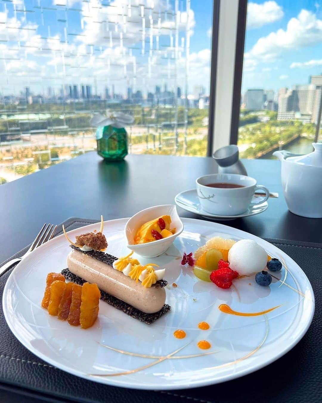 The Peninsula Tokyo/ザ・ペニンシュラ東京のインスタグラム：「青空と彩り豊かなスイーツプレートで楽しむ休日の午後。 ステーキ&グリル「Peter」では、そんな週末をお届けします✨ @kyoko_a_a 素敵なお写真をシェアしてくださり、ありがとうございました！😊  Celebrating an anniversary dining experience at Peter, with a magnificent view of the Imperial Palace Gardens. Thank you for sharing your #PenMoments , @kyoko_a_a !」