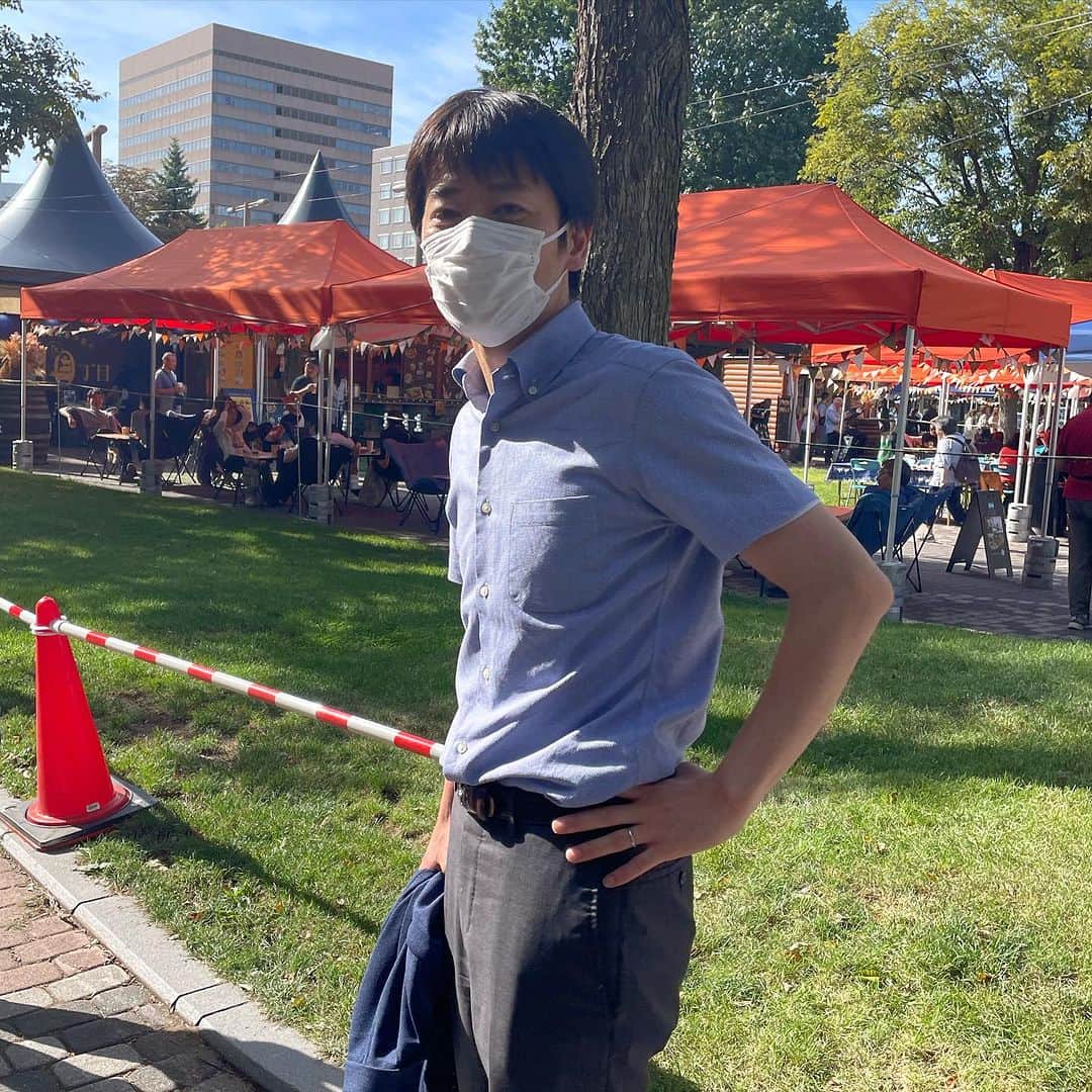 北海道放送「今日ドキッ!」のインスタグラム：「. 昨日の今日ドキッ！では 開幕初日の#オータムフェスト　から中継でした‼️  リハーサル中になんと、 お昼ご飯を食べに来ていた#堀啓知 アナに遭遇👀  カメラを向けると、 「なになに急に？！」と慌てつつも ちゃんと止まってくれました👍🏻  結局お昼は何を食べたんでしょうか🤔 ラーメン？ローストビーフ丼？ ぜひ教えてくださーい！」