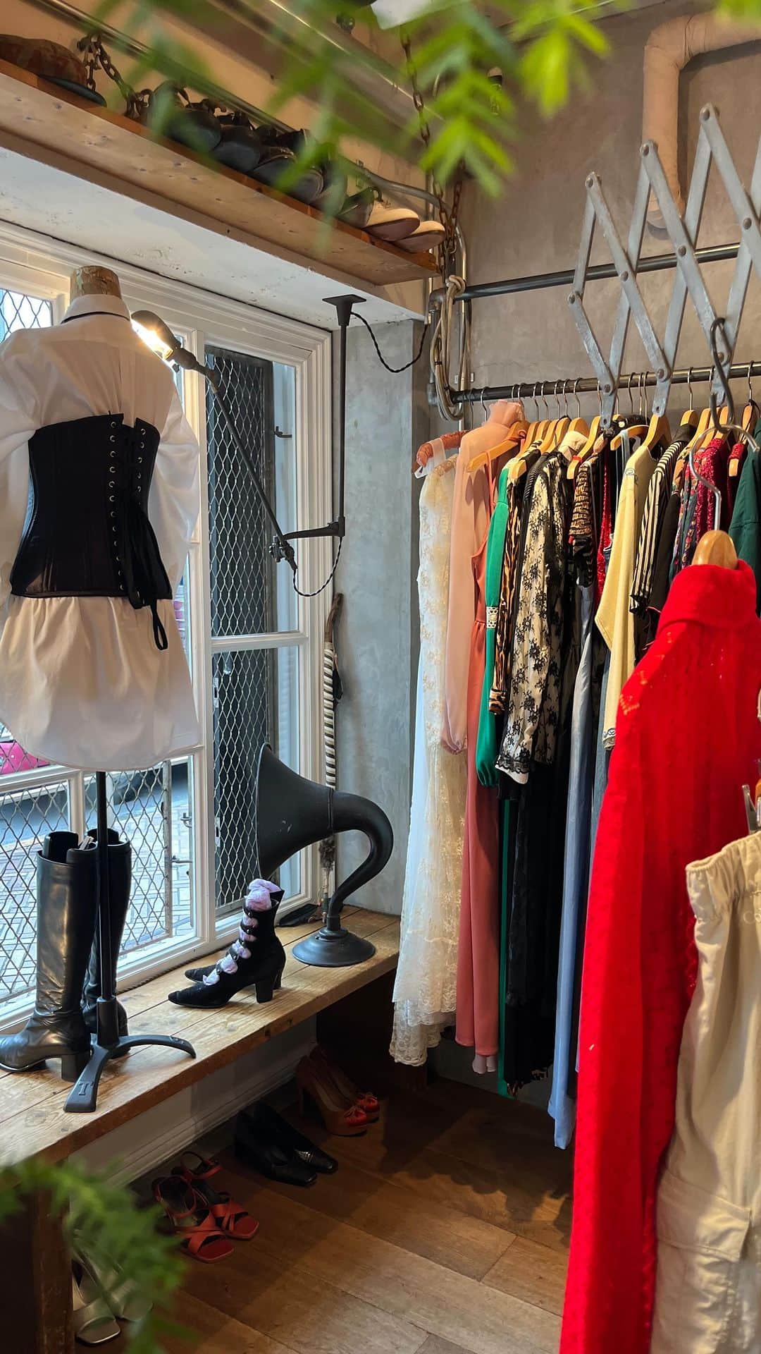のインスタグラム：「🍁店頭には秋物の新商品がたくさん入荷しております🍁 皆様のご来店を心よりお待ち致しております。  SHOP HOURS ▽ Open Daily  1PM - 8PM  #birthdeath #vintage #vintagefashion  #vintageclothing  #shibuya」
