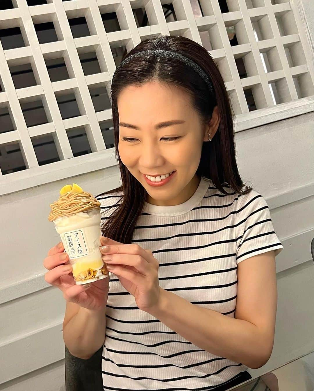 菜那くららのインスタグラム：「🌰🍦✨  大好きな季節がやって来た…🌰💛  魅力的な物が沢山✨ 秋の味覚を楽しみたい🤎  #アイスは別腹 甘い物はいつだって別腹です🤭💦 他のメニューも美味しそうな物ばかりで ソフトクリームも絶品でした🍦💓  #栗モンブランパフェ #大好きな季節 #秋 #食欲の秋」