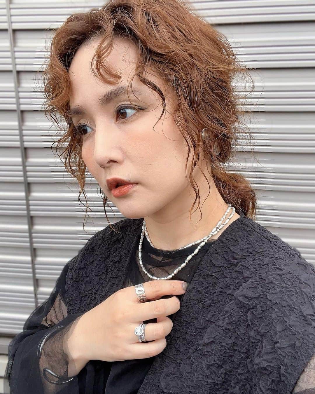 宮崎真梨子のインスタグラム：「…𝕙𝕒𝕚𝕣 𝕤𝕥𝕪𝕝𝕖… #パーマスタイル  先週末は二人で美容院へ💇‍♀️ 顔周りメンテナンスカット&パーマしてもらって、ヘアアレンジしやすい♡カラーは最近おんなじやつです。 ∵ 息子は、サラサラセンター分けを諦め、また短めにカットしてもらいました👦サラサラが良いけど、やっぱり前髪邪魔なことが分かったので、短くしたいとのことでしたw ∵ ∵ #オン眉 #前髪もパーマ #上尾 #上尾美容院 #上尾美容院モッズヘア上尾西口店  #裸眼メイク #自まつげメイク」