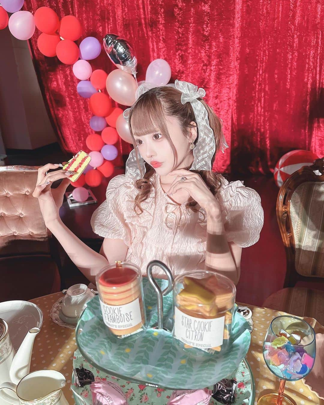 神楽ひなこのインスタグラム：「🍰🫖  . .  あとらくちょん！ＭＶ見てくれたかな？🎡⭐️ 私服衣装は自分セレクトだったよ〜どうかな？♡♡ 念願の夜の遊園地で朝の5時？6時？明るくなるまで撮影したの！ちょー楽しくて思い出🐱 動画はおもしろ音声入動画と監督さんとの動画wwwなにこれwww」