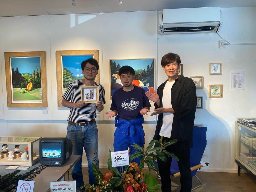 じろうのインスタグラム：「先川と町田ヒロチカくんの個展へ。 Ｊと絵とフィギアと買わせてもらった。」