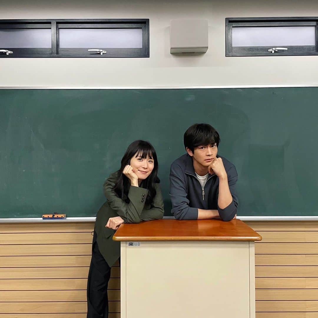 松岡茉優のインスタグラム：「最高の教師 このあと22時より 8話放送です  もしお時間あえばぜひ！  #蓮さんと #教室でばったり」