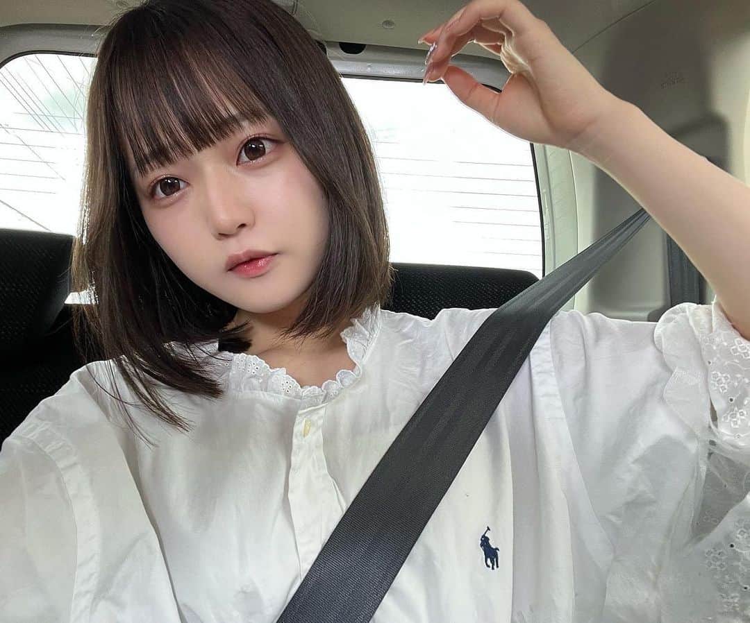 渡辺あやののインスタグラム：「ロングまで伸ばすつもりだったのにまた切ってしまいました、つぎはがんばります  パパげママげと神社行ってうなぎたべた日」