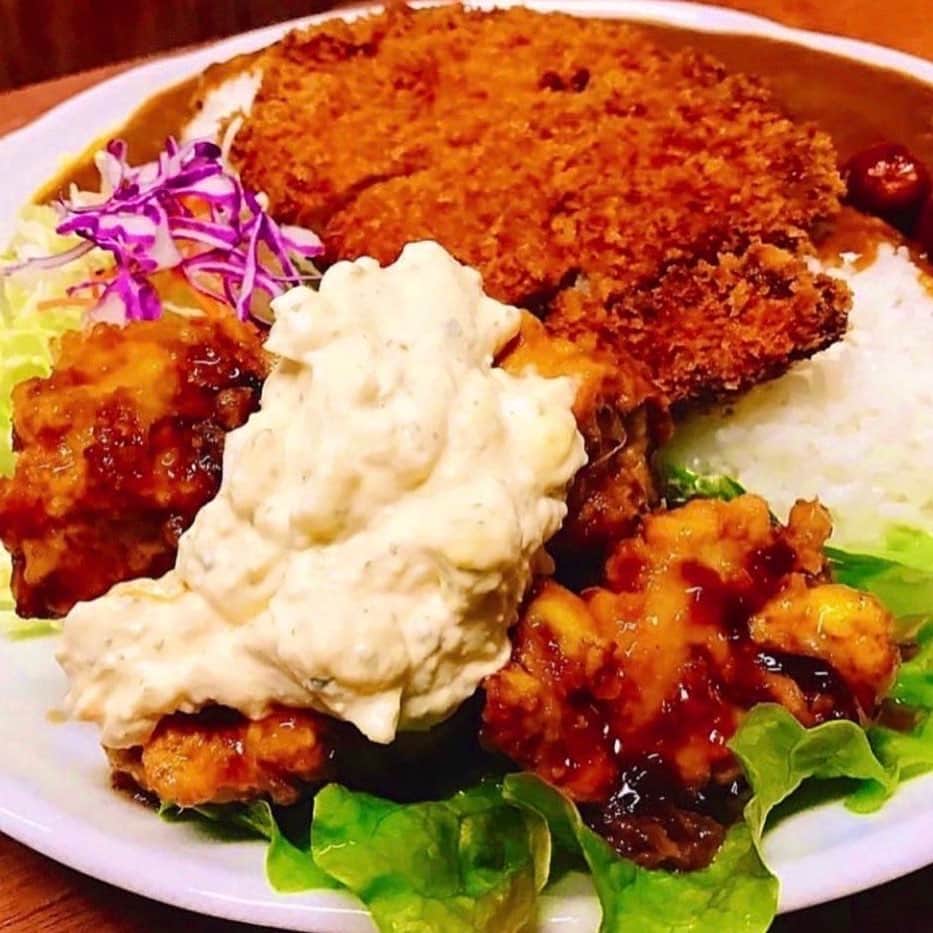 チキン南蛮カレーのルウ王子のインスタグラム：「今週末も満員御礼！ 嬉しすぎルウ！  カレー倶楽部ルウへ 連日たくさんのご来店 本当にあルウがとうございます！ ★ ★ #カレー好きと繋がりたい #チキン南蛮カレー #都城ランチ #カレー #宮崎グルメ #都城カレー #カレー倶楽部ルウ #宮崎 #都城 #カレー好きな人と繋がりたい #宮崎ランチ #都城メンチ #チキン南蛮 #ミート券」