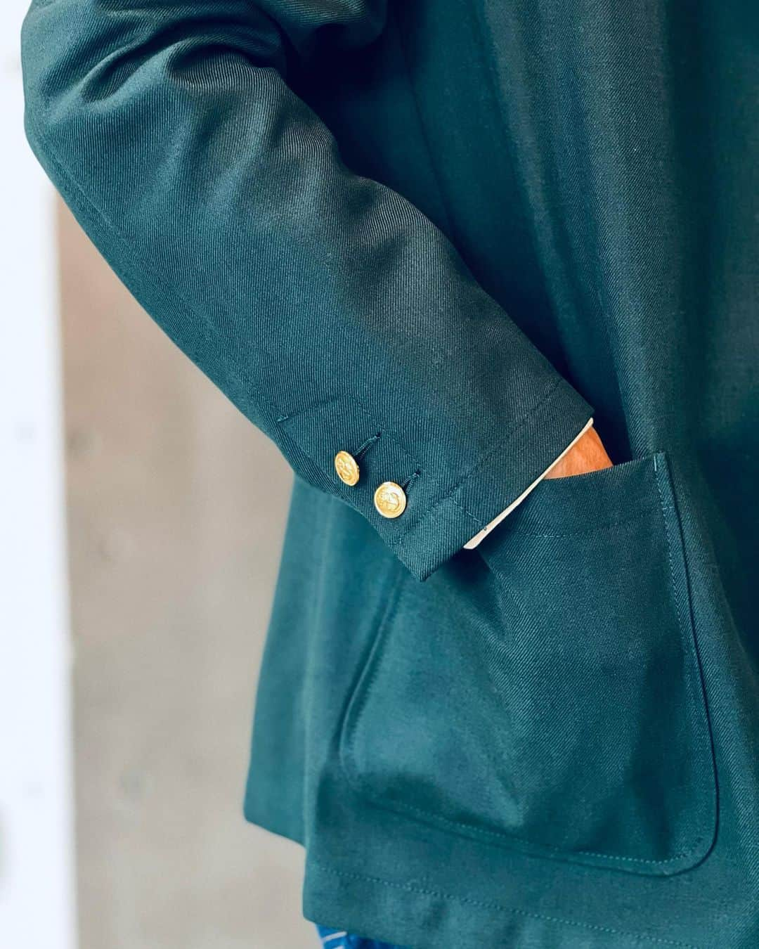 BEAMS+さんのインスタグラム写真 - (BEAMS+Instagram)「・ BEAMS PLUS RECOMMEND.  ＜BEAMS PLUS＞  Wool polyester 3-button comfort blazer.  This color blazer, commonly known as a colored blazer, is offered by BEAMS PLUS in a variety of styles in four different colors. The fabric is made of wool and polyester blended yarn, which is also used for suits and uniforms. It is also released in updated sizes.  -------------------------------------  ビームス プラスが展開する通称カラーブレザー。4色展開のバリエーションで様々なスタイルを提案。ウール×ポリエステルの混紡糸を使用した生地はスーツや、ユニフォームでも使用されている程。サイズもアップデートしリリースしています。  #beams #beamsplus #beamsplusharajuku  #harajuku #tokyo #mensfashion #mensstyle #stylepoln #menswear #blazer #blazerstyle」9月9日 19時59分 - beams_plus_harajuku