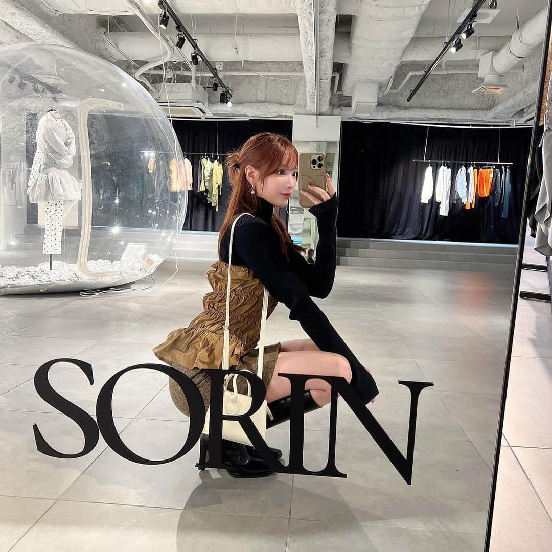 伊藤弥鈴のインスタグラム：「@sorin__official @sorin__style   ご招待いただき展示会に行ってきました🌷  個性的なデザインが可愛いf/wのアイテムがたくさんあった♡  攻めたファッションを楽しみたい方、 是非チェックしてみてね✨  トップス、フリルバッグ→ @sorin__style @sorin__official  スカート、ミニバッグ→ @lewis_lie_  ブーツ→ @acym_official   #SORIN #ファッション #展示会」