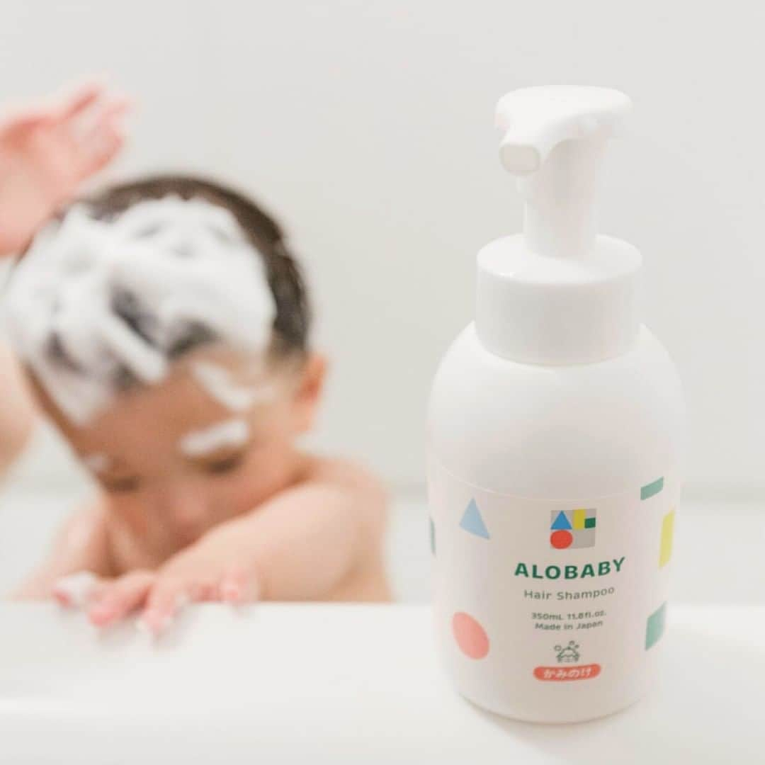 アロベビー公式のインスタグラム：「@alobaby_official ではお役立ち情報を配信中𓂃𓃰  🧼シャンプーデビューへ向けた練習方法例🧼  　①ブラッシング 　→子どもの髪は細くて絡まりやすいので、クシでブラッシングしておきましょう。  　➁予洗い 　→40℃以下の熱すぎないお湯でまずはしっかりすすぎます。髪だけでなく、地肌もしっかり濡らしてくださいね。  　③シャンプー 　→まずはしっかり泡立てましょう。泡で出てくるタイプなら簡単！指の腹で「モミモミ」とマッサージするように洗うのがポイントです。  　④すすぎ 　→すすぎが十分でない場合、フケや肌荒れの要因となるので、練習中はママ・パパがきちんとすすげているかチェックしてあげてくださいね。  　⑤ドライヤー 　→お風呂上がりは髪の毛をタオルドライした後、できるだけ早くドライヤーで髪を乾かします。小さな子どもにとってドライヤーの操作はまだ難しいので、様子を見ながらママ・パパが手伝ってあげてくださいね。  🏷アロベビー ヘアシャンプー  ＜　350ml  1,980円（税込）　>  @oos__ak 様より、素敵なお写真をアップさせていただきます。ありがとうございます𓂃 𓈒𓏸◌‬  ∵∴∵∴∵∴∵∴∵∴∵∴∵∴∵  ALOBABY(アロベビー)公式インスタグラムでは アイテム情報やTIPS、お得情報などを配信中🕊️   @alobaby_official ⁣⁣⁣⁣↪︎ぜひフォローお願いします🪄  ∵∴∵∴∵∴∵∴∵∴∵∴∵∴∵  📸フォトコンテスト開催中📸  参加者様の中から毎月5名様をMVPに選出させていただきます。 MVPの方には「お好きなアロベビー商品」（ビッグシリーズを除く）をお一つプレゼント！ 　 -参加方法- ①ALOBABY公式アカウントをフォロー ②下記3つのハッシュタグを記載して投稿  #アロベビー #マイアロベビー #ベビースキンケア  　 皆様のご投稿をお待ちしております💌  #ALOBABY #アロベビー #ベビースキンケア #ベビーソープ #ベビーシャンプー #バスグッズ #国産オーガニック #お風呂デビュー #ベビー用品 #赤ちゃんお風呂」