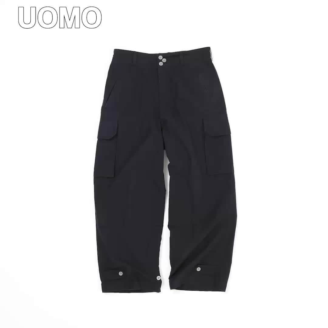 のインスタグラム：「【エディター私物】 OUTILのカーゴパンツ  今年6月にUOMO編集部に配属になり、いちばんに感じたのが編集部の先輩がお洒落すぎること。そんな着こなしがあるのか！　こんなアイテムが欲しい！と物欲が刺激される毎日。大人男子の第一歩として挑戦しようと思ったのが、編集部着用カラー第1位（個人調べ）のネイビー。合わせ方が分からずに買わなかった色ですが、着こなしを目で学び、実は何にでも合うことを今更ながら知りました。  そんなときに出会ったのが、フランス軍M47前期モデルをベースにしたウティのパンツ。南青山のアーチで「大人な雰囲気になりたい！」と伝えたところ、おすすめしてもらいました。スーピマコットンで高密度に織り上げた生地は独特のハリがあって、とても軽やかで涼しい。  短パンはあまりはかないので、フルレングスでも涼しいパンツはとても重宝しました。濃いネイビーも洗うほどに色落ちを楽しめるようで、春夏秋とガシガシはいていきたいです。このパンツと一緒に成長できるよう頑張ります！  UOMO編集 堀池  #エディター私物　#OUTIL　#カーゴパンツ #uomo #uomo_magazine #webuomo」