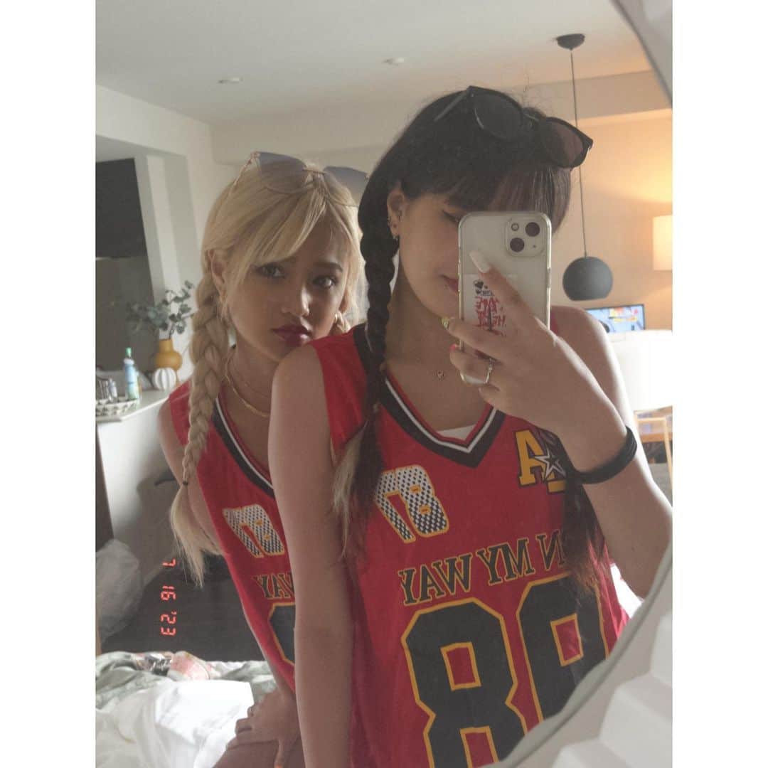 石垣千菜美のインスタグラム：「sister☀️  系統真逆だけど性格一緒👸✨」