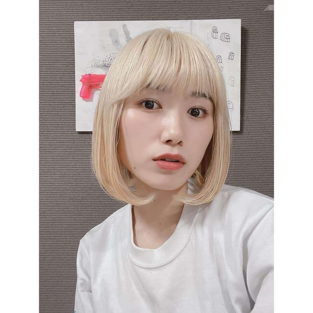 のインスタグラム：「ゆにの作画が良くなりました！  30を手前にして、たった今現在なぜか自分史上最強のスタイルをたたき出してるので、このまま最高になっていこうと思います。(真顔)  毛がめちゃくちゃ強いみたいで、強い強い言われて攻撃力アップした気持ち💪  メイクもばえるし、しょーもない服でもなんかオシャレに見えて楽しいね〜  まりんちゃんいつもありがとう🥺🫶  自撮りが下手やから誰かに写真撮ってもらいたいなぁ🥹  👩🏼 #金髪ボブ#ブロンド」