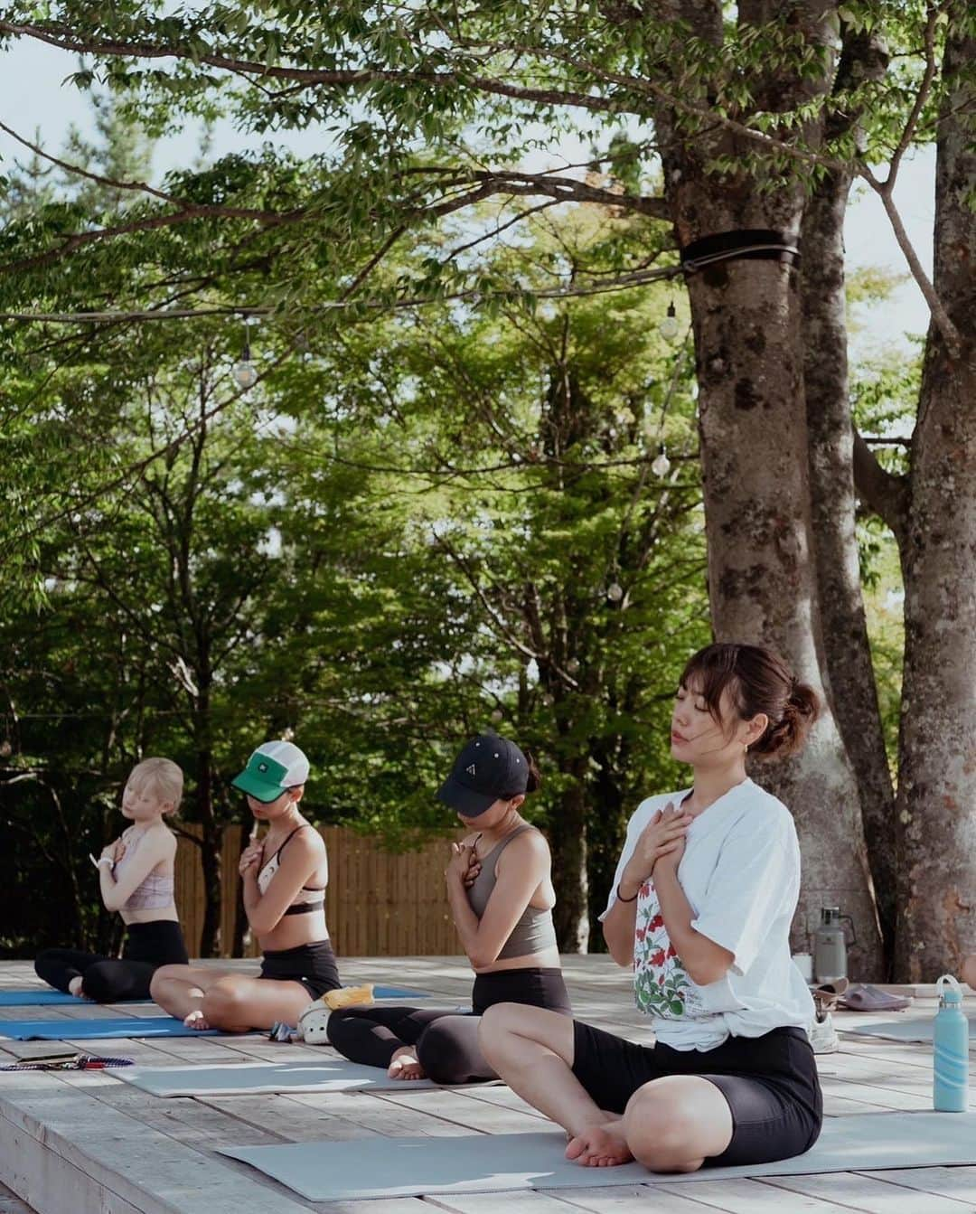 Asano Minamiさんのインスタグラム写真 - (Asano MinamiInstagram)「トレランの後はみんなでキャンプ🏕️ 芝生が気持ちよすぎて寝っ転がったり、裸足で歩いたり、アーシングを満喫した🌏  夜は湧き水でつくられたクラフトビールが飲み放題だったので全種類制覇した⤴︎⤴︎⤴︎  焚き火しながらGOGIRLのみんなと恋バナしたの楽しかったね♡ 個人的には、トイレや洗い場などの施設がキレイで嬉しかった！  2日目は起きたらみんなで朝ヨガをして癒された！朝ごはんで食べたクラムチャウダー @calin_chowder がとってもおいしかった🥣」9月9日 14時41分 - minami_asano