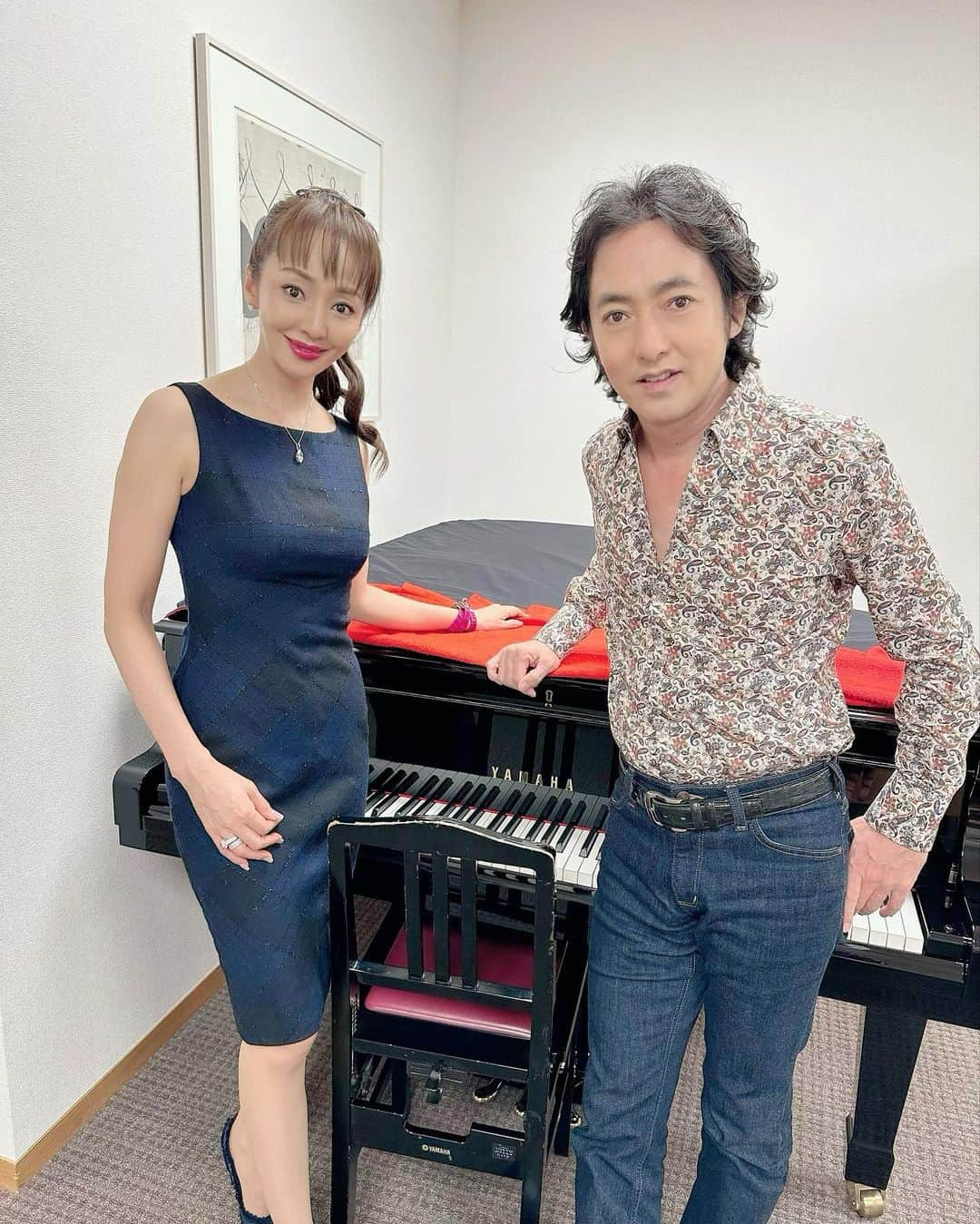 神田うのさんのインスタグラム写真 - (神田うのInstagram)「アッキーさん💕ことテノール歌手の秋川雅史さんが今年もまた『二科展』彫刻部門において入選されたとの事で二科展に行って参りました☺️  『木彫り蛙と蛇』の今回の作品は色付けもされておりました。 竹と蛙と蛇を一木で彫っているのですが、本物の竹にしか見えない作品に、これを彫って作っただなんて凄過ぎる‼️と驚き&感動でした‼️  12年前から始めたという彫刻ですが3年連続での入選となり本当に素晴らしいですね☺️  二科展は国立新美術館にて18日（月）まで開催されていますよ。 是非皆様💕もご覧になってみて下さいませ☺️  その後は東京オペラシティコンサートホールでのコンサートに伺わせて頂き昨日はアッキーDAYでした㊗️👏 ご招待下さりありがとうございました☺️  アッキーさんのコンサートは🎵歌はもちろんの事、トークでも大変楽しませてくれるコンサートです☺️  歌手として彫刻家として二刀流のアッキーさん💕の益々のご活躍を期待していますよ〜😊✨  #秋川雅史 さん#歌手#テノール歌手#彫刻家#多才#才能に乾杯#おめでとうございます#国立新美術館#東京オペラシティコンサートホール#神田うの#unokanda」9月9日 14時36分 - unokandaofficial