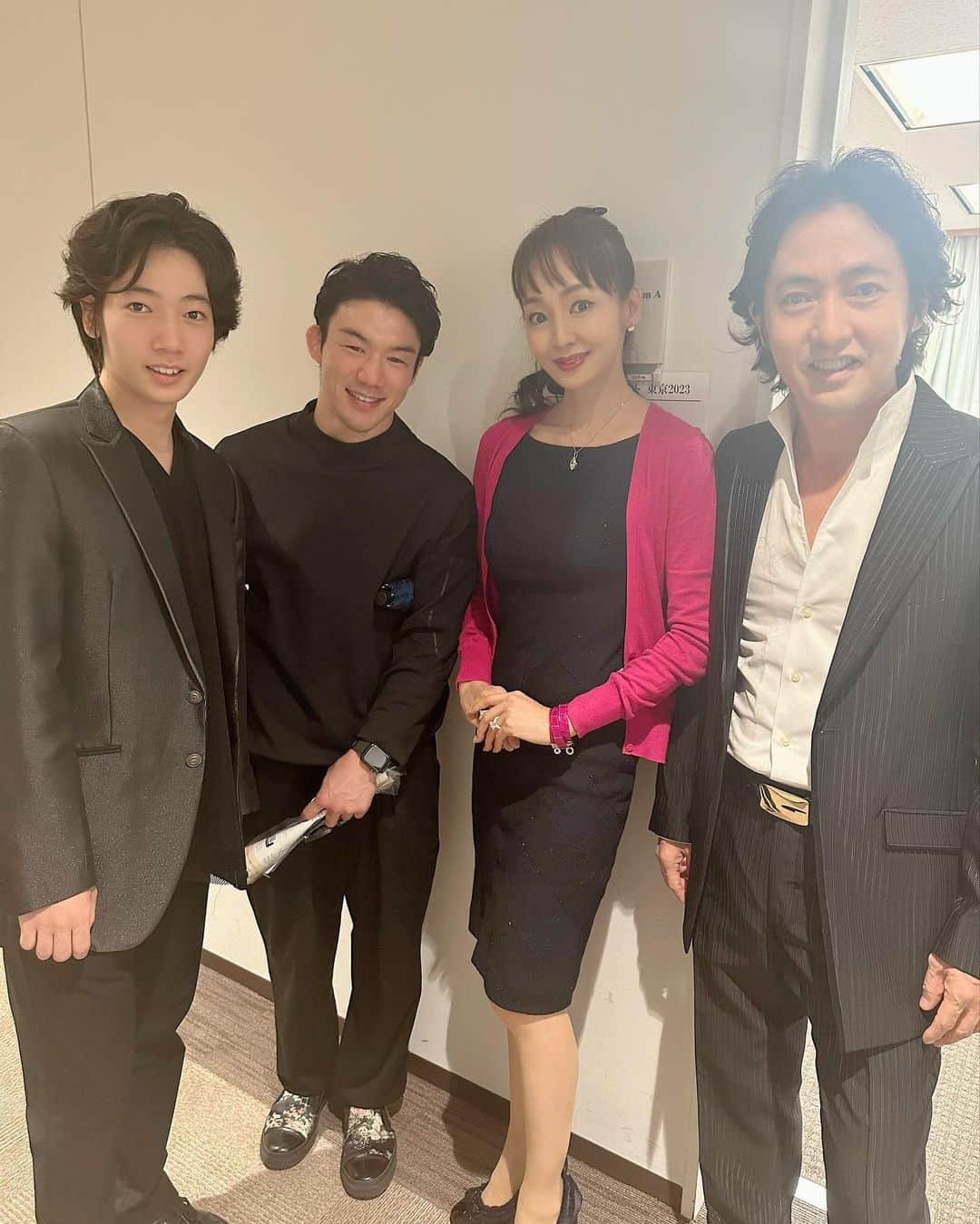 神田うのさんのインスタグラム写真 - (神田うのInstagram)「アッキーさん💕ことテノール歌手の秋川雅史さんが今年もまた『二科展』彫刻部門において入選されたとの事で二科展に行って参りました☺️  『木彫り蛙と蛇』の今回の作品は色付けもされておりました。 竹と蛙と蛇を一木で彫っているのですが、本物の竹にしか見えない作品に、これを彫って作っただなんて凄過ぎる‼️と驚き&感動でした‼️  12年前から始めたという彫刻ですが3年連続での入選となり本当に素晴らしいですね☺️  二科展は国立新美術館にて18日（月）まで開催されていますよ。 是非皆様💕もご覧になってみて下さいませ☺️  その後は東京オペラシティコンサートホールでのコンサートに伺わせて頂き昨日はアッキーDAYでした㊗️👏 ご招待下さりありがとうございました☺️  アッキーさんのコンサートは🎵歌はもちろんの事、トークでも大変楽しませてくれるコンサートです☺️  歌手として彫刻家として二刀流のアッキーさん💕の益々のご活躍を期待していますよ〜😊✨  #秋川雅史 さん#歌手#テノール歌手#彫刻家#多才#才能に乾杯#おめでとうございます#国立新美術館#東京オペラシティコンサートホール#神田うの#unokanda」9月9日 14時36分 - unokandaofficial