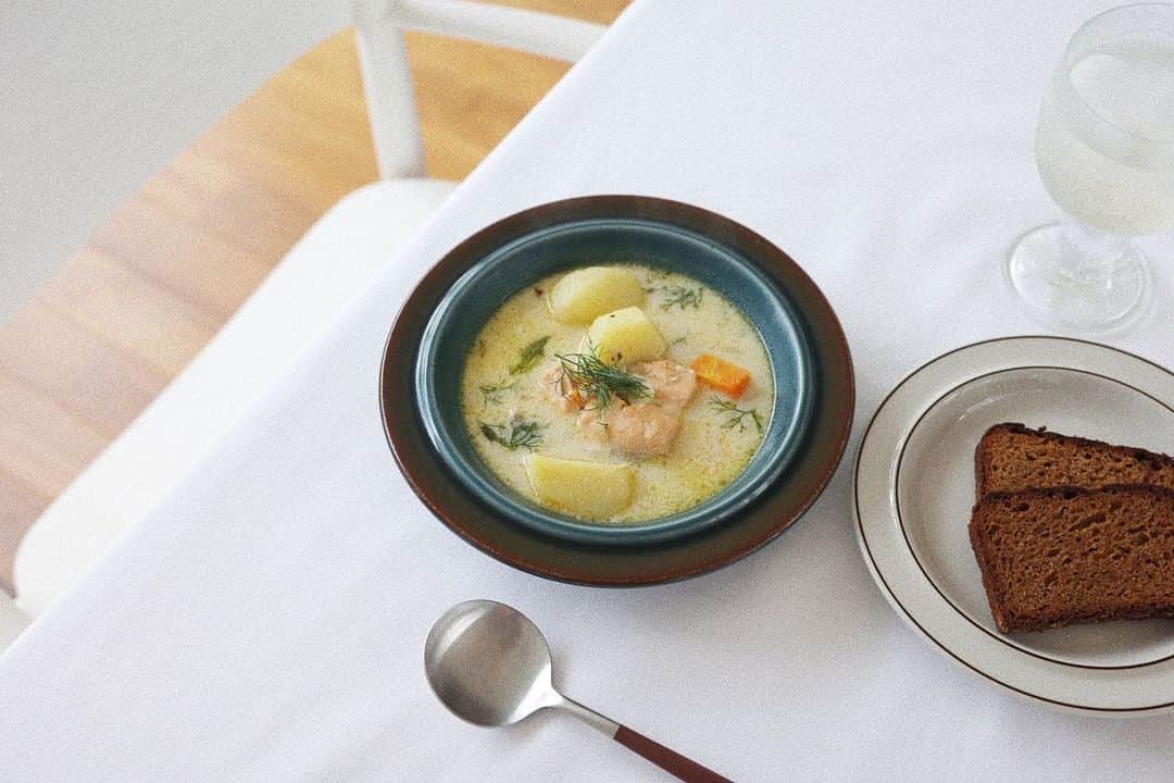 kazumiさんのインスタグラム写真 - (kazumiInstagram)「はっ！と気づいたら土曜日。 サーモンスープを作ってフィンランド再び🥹🥣🇫🇮 お土産で買ってきたスープの素と黒パン。 あとはディルとサーモンがあれば北欧を感じられる😂 @liniere_tkj   いろいろやらねばならないことは ひと休みして☕️  リンネルのフィンランド撮影で お世話になったテキスタイルデザイナーの島塚絵里さん　@erishimatsukaの新しい本 「フィンランドで気づいた小さな幸せ365日」 を読んでいるよ🥰🫶 . 頭から少しずつ読んでいたんだけど、 今日は思い切って 今日の日付のページを開いてみたら📅 いまの自分にとても刺さる内容でじーんとしたお昼。  とってもとっても可愛い本で どのページも開くと心が躍る💛 読み進めるごとに 温かいスープを飲んでいるみたいに じわじわ心が温まってくる🥣  じっくり読みたくて 毎日少しずつ少しずつ読んでるよ☺️✨ ああ・・ 読んでいるとまたすぐに フィンランドに行きたくなるなぁ🥹🇫🇮 キノコ狩りしたいなぁ・・とブツブツ😂🍄  #フィンランド#北欧#島塚絵里  さん #フィンランドで気づいた小さな幸せ365日#リンネル#kazumi旅#フィンランド料理#フィンランド土産#kazumiごはん #器#アラビア#アラビア食器#アラビアヴィンテージ #北欧食器#ヴィンテージ#ヌータヤルヴィ」9月9日 14時49分 - kazumi0728