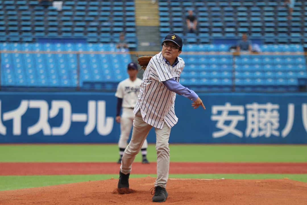 立教大学のインスタグラム：「本日9/9(土)、明治神宮野球場にて東京六大学野球・秋季リーグ戦の開幕セレモニーが行われ、西原廉太総長が始球式を務め、選手たちに対し熱いエールを送りました。  #立教大学 #立教 #立大 #rikkyo #rikkyouniversity #japanuniversity #アスリート #スポーツ」