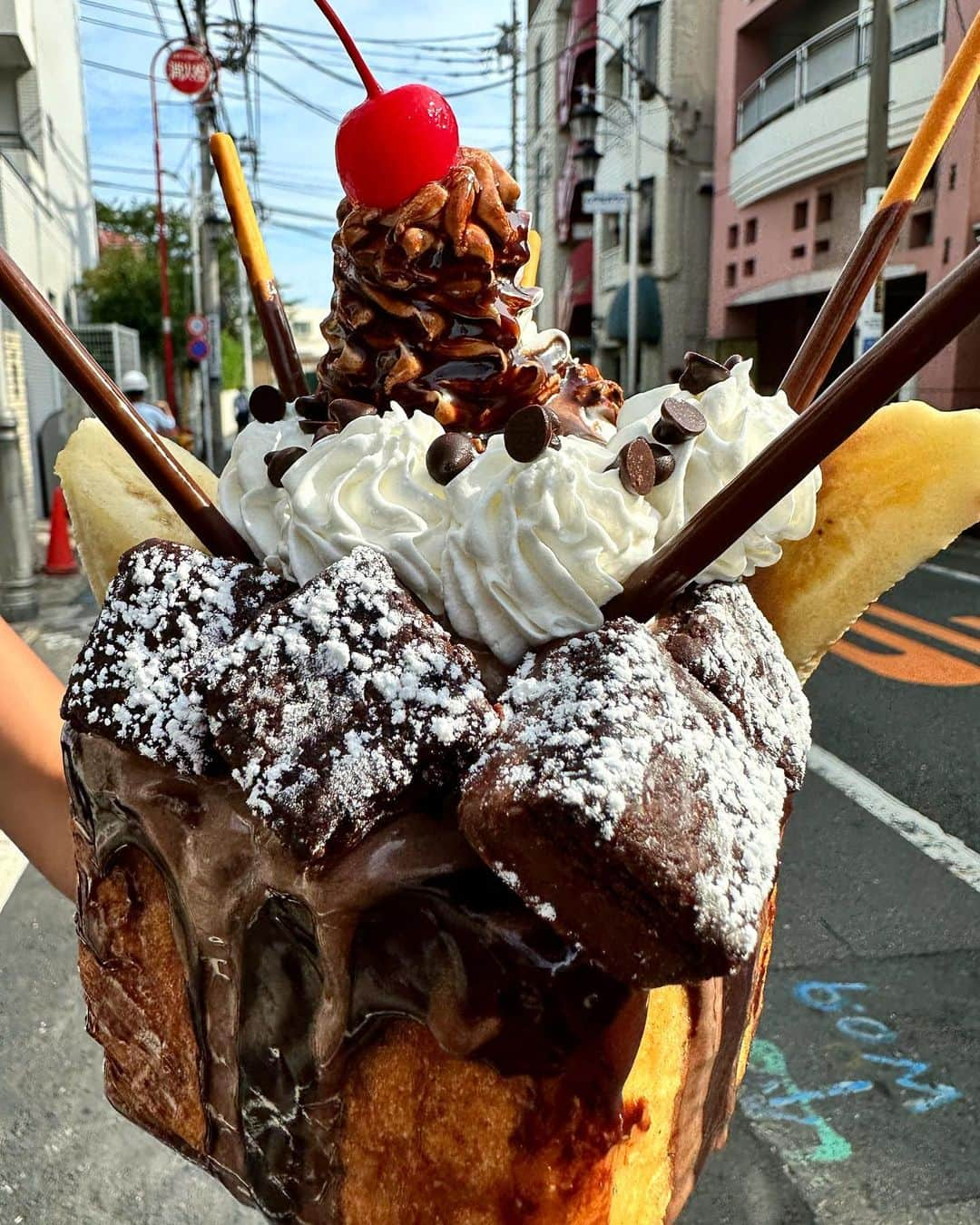 Coffee & Toast Tokyoさんのインスタグラム写真 - (Coffee & Toast TokyoInstagram)「パンDE チョコレートサンデー‼︎ ❤️🤍🤎🤍🤎🤍🤎🤍🤎🤍❤️  “"Alwavs serve too much hot fudge sauce on hot fudge sundaes. It makes people overjoyed and puts them in your debt.”   バターしみしみのパンの中にアイスクリーム、チョコレートブラウニー、バナナを入れて、仕上げにホイップクリームとチョコレートソース！  スイーツ好きには、言わずもがなたまらんです😋😋😋  . . . . . . . #パンDEチョコレートサンデー #ホットファッジサンデー  #チョコレートパフェ  #パフェ  #hotfudge  #parfait  #sundae  #スイーツ  #スイーツ男子   #chocolate  #chocolat  #cioccolato  #chocola  #巧克力  #ช็อคโกแลต  #초콜릿  #三軒茶屋ランチ  #世田谷線カフェ  #パンスタグラム  #東京カフェ  #三軒茶屋カフェ #三軒茶屋  #パン #三茶カフェ  #三茶 #田園都市線カフェ #コーヒーアンドトースト  #coffeeandtoast #foodie  #foodiegram」9月9日 14時46分 - coffeetoast2