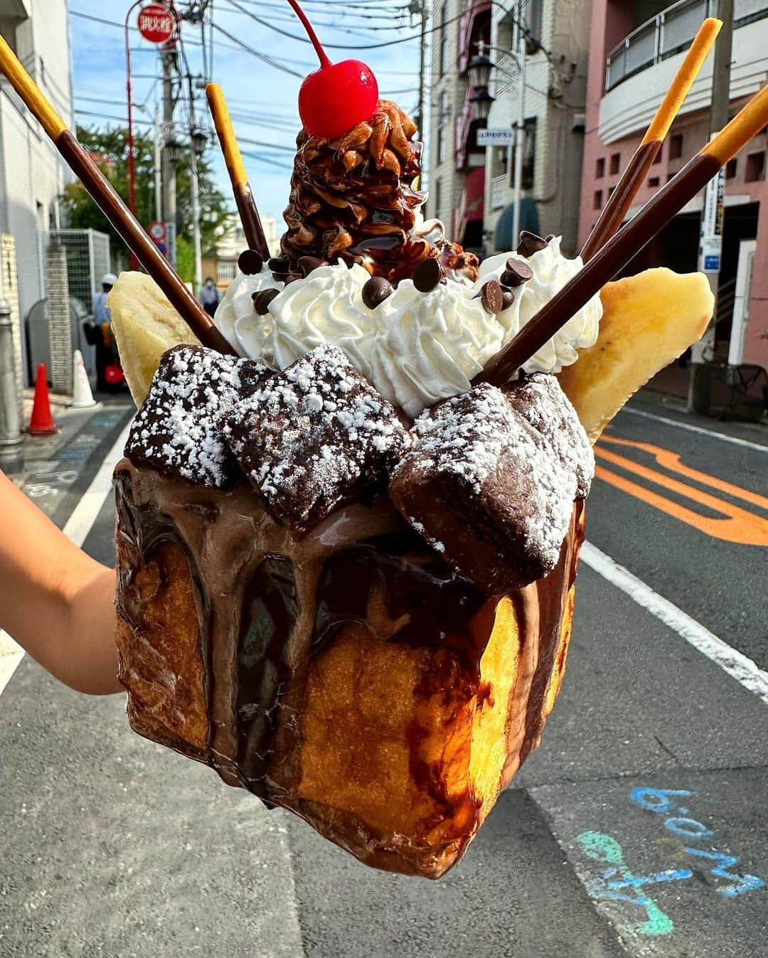 Coffee & Toast Tokyoのインスタグラム：「パンDE チョコレートサンデー‼︎ ❤️🤍🤎🤍🤎🤍🤎🤍🤎🤍❤️  “"Alwavs serve too much hot fudge sauce on hot fudge sundaes. It makes people overjoyed and puts them in your debt.”   バターしみしみのパンの中にアイスクリーム、チョコレートブラウニー、バナナを入れて、仕上げにホイップクリームとチョコレートソース！  スイーツ好きには、言わずもがなたまらんです😋😋😋  . . . . . . . #パンDEチョコレートサンデー #ホットファッジサンデー  #チョコレートパフェ  #パフェ  #hotfudge  #parfait  #sundae  #スイーツ  #スイーツ男子   #chocolate  #chocolat  #cioccolato  #chocola  #巧克力  #ช็อคโกแลต  #초콜릿  #三軒茶屋ランチ  #世田谷線カフェ  #パンスタグラム  #東京カフェ  #三軒茶屋カフェ #三軒茶屋  #パン #三茶カフェ  #三茶 #田園都市線カフェ #コーヒーアンドトースト  #coffeeandtoast #foodie  #foodiegram」