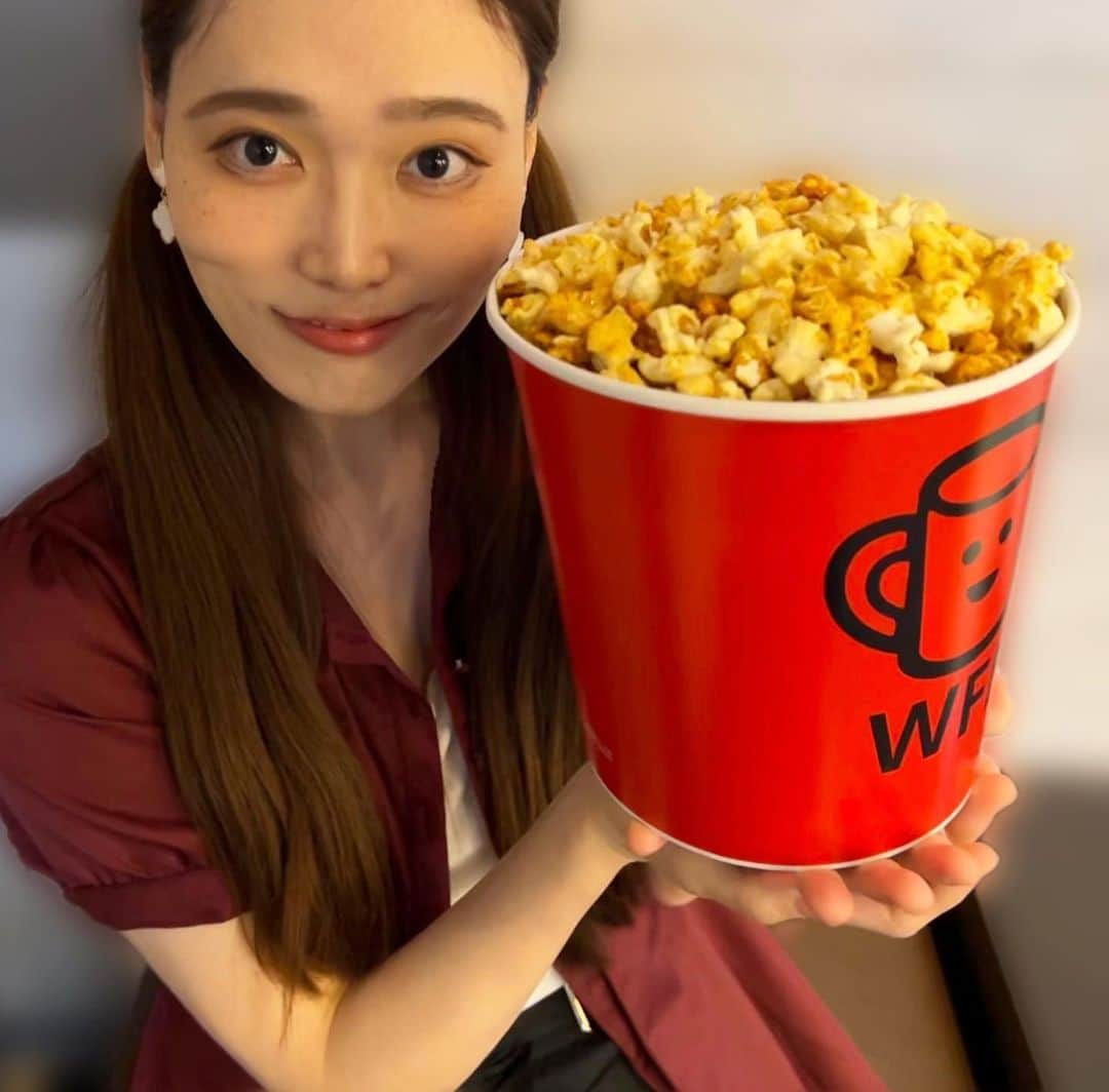 天玲美音のインスタグラム：「POP コーーーーーーーン LOVE🫰🍿  #ポップコーンバケツ   さて、今夜(土)20:30〜は #てんれなうるうる でお楽しみください！ ハイライト【Radio②】へ」